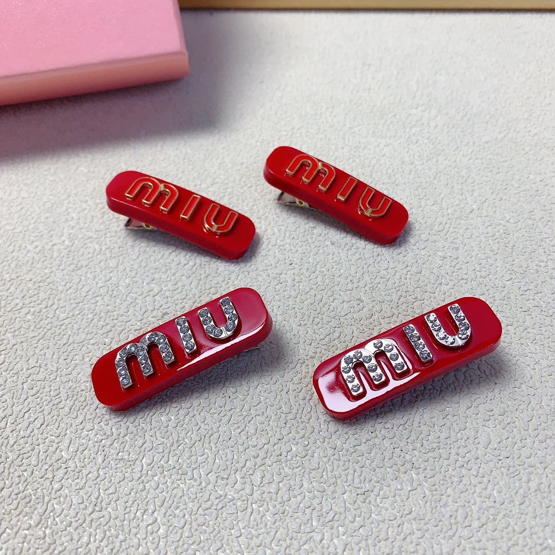 NO:283343,50 miumiu miumiu press clip acetate logo press clip edge clip bang clip daily exquisite small items, temperament versatile little fairy must-have items Treasure model Close eyes recommended (one pair) hairpin, hairpin, miumiu, hairpins1986090950 miumiu缪缪 miumiu压夹 醋酸logo压夹边夹刘海夹日常精致小单品 气质百搭小仙女必入单品 宝藏款 闭眼入推荐款（一对）发夹,发夹,miumiu,hairpins,accessory