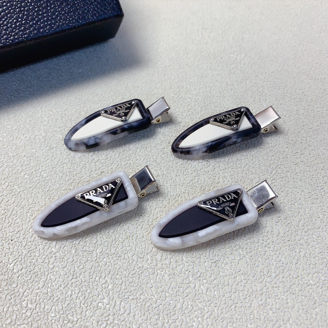 NO:283350,50 rada rada pressure clip acetate triangle logo press clip edge clip bang clip daily exquisite small items, temperament versatile little fairy must-have items Treasure model Close eyes recommended (one pair) hair clip, hair clip, prada, prada, hairpins1986090950 rada普拉达 rada压夹 醋酸三角logo压夹边夹刘海夹日常精致小单品 气质百搭小仙女必入单品 宝藏款 闭眼入推荐款（一对）发夹,发夹,prada,prada,hairpins,accessory