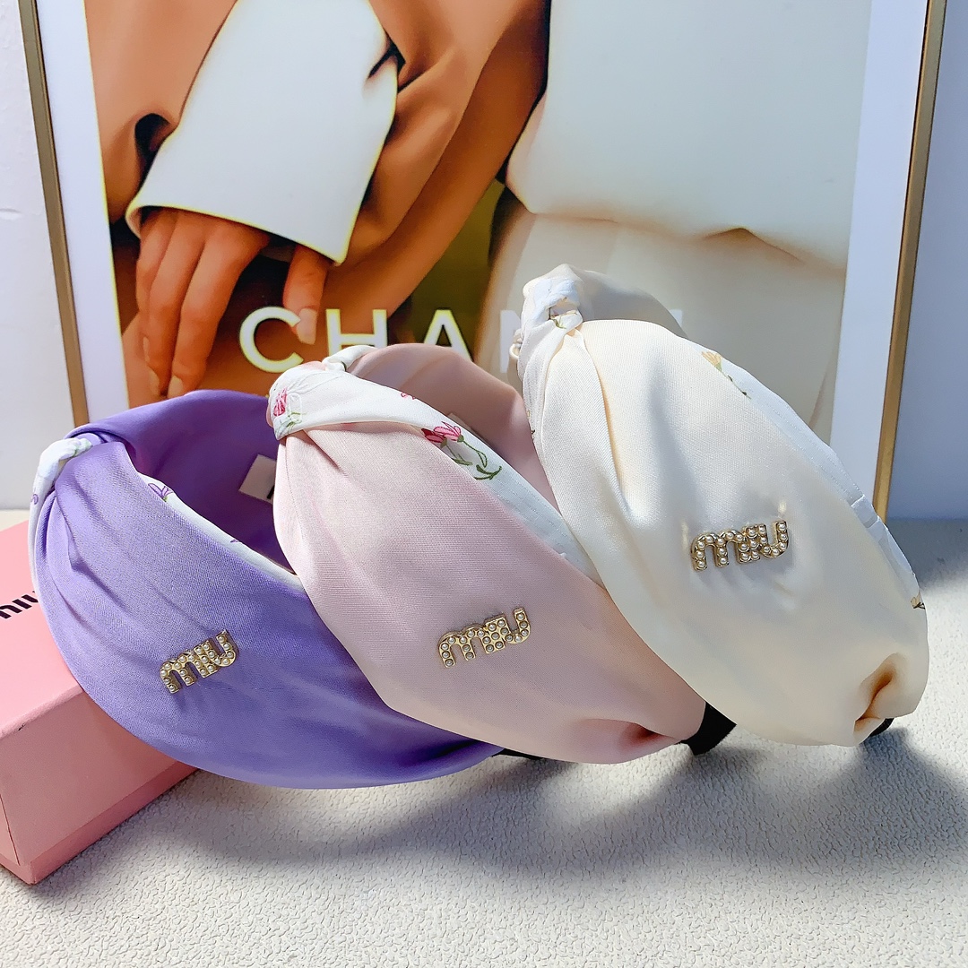 NO:283644,45 miumiu miumiu hairband new logo hairband simple and big brand daily exquisite small items, temperament and versatile little fairy must-have items, full of celebrity style ~ treasure style, closed eyes and recommended style (single) hairpins, hairpins, miumiu, hairpins1986090945 miumiu缪缪 miumiu发箍 新款logo发箍 简约大牌日常精致小单品 气质百搭小仙女必入单品 名媛风十足～宝藏款 闭眼入推荐款（单个）发夹,发夹,miumiu,hairpins,accessory