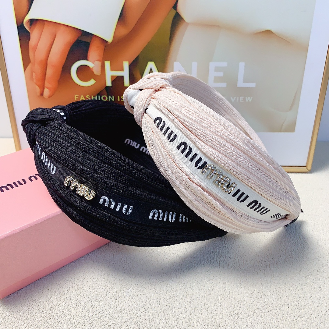 NO:283649,45 miumiu miumiu hairband new webbing logo hairband simple and big brand daily exquisite small items, temperament and versatile little fairy must-have items, full of celebrity style ~ treasure style, closed eyes and recommended style (single) hairpins, hairpins, miumiu, hairpins1986090945 miumiu缪缪 miumiu发箍 新款织带logo发箍 简约大牌日常精致小单品 气质百搭小仙女必入单品 名媛风十足～宝藏款 闭眼入推荐款（单个）发夹,发夹,miumiu,hairpins,accessory