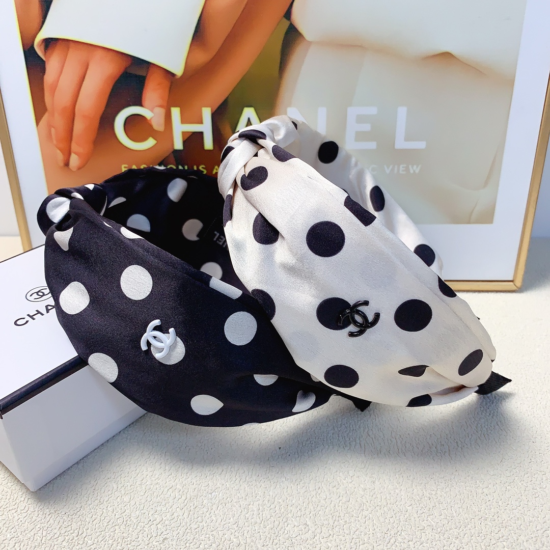 NO:283652,45 Chanel Xiaoxiang Chanel hairband Polka dot logo hairband Simple and big brand daily exquisite small items, versatile and versatile little fairy must-have items, full of celebrity style~ treasure style, recommended style for closed eyes (single) hairpins, hairpins, chanel, hairpins1986090945 chanel小香 chanel发箍 波点logo发箍 简约大牌日常精致小单品 气质百搭小仙女必入单品 名媛风十足～宝藏款 闭眼入推荐款（单个）发夹,发夹,chanel,hairpins,accessory