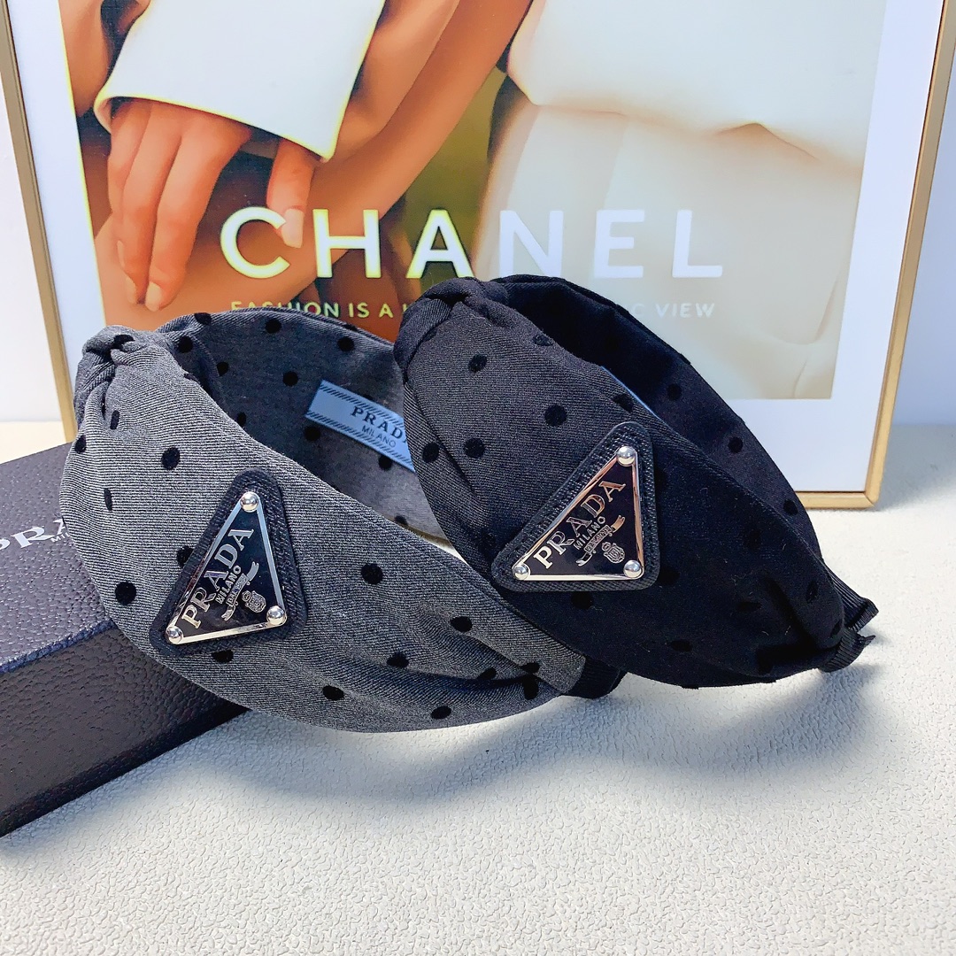 NO:283670,45 rada rada headband New triangle logo headband Simple and big brand daily exquisite small items A must-have item for a versatile little fairy with a celebrity style ~ treasure style Close eyes and recommend (single) hairpins, hairpins, prada, prada, hairpins1986090945 rada普拉达 rada发箍 新款三角logo发箍 简约大牌日常精致小单品 气质百搭小仙女必入单品 名媛风十足～宝藏款 闭眼入推荐款（单个）发夹,发夹,prada,prada,hairpins,accessory