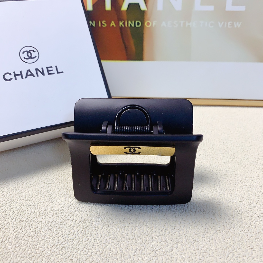 NO:283646,40 Chanel Xiaoxiang Chanel Hairpins Direction Titanium Steel Logo Clips Elegant Temperament Everyday Delicate Small Products Little Fairy Must-in-One Treasure Style Recommended Models Closed Eyes (Single Hairband Box) Hairpins, Hairpins1986090940 chanel小香 chanel发夹 方向钛钢logo抓夹 气质百搭 日常精致小单品 小仙女必入单品 宝藏款 闭眼入推荐款（单个配发箍盒）发夹,发夹,chanel,hairpins,accessory