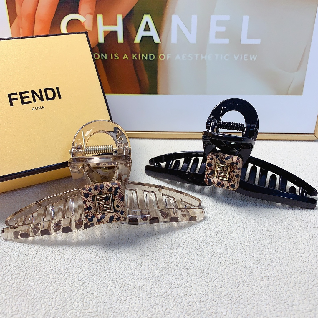 NO:283650,40 Fendi Fendi Fendi Hairpins New leopard logo clips Temperament versatile daily exquisite items Little fairy must-have items Treasure style Closed eyes recommended (single hairband box) Hairpins, hairpins, fendi, fendi, fendi, hairpins1986090940 Fendi芬迪 Fendi发夹 新款豹纹logo抓夹 气质百搭 日常精致小单品 小仙女必入单品 宝藏款 闭眼入推荐款（单个配发箍盒）发夹,发夹,fendi,fendi,hairpins,accessory