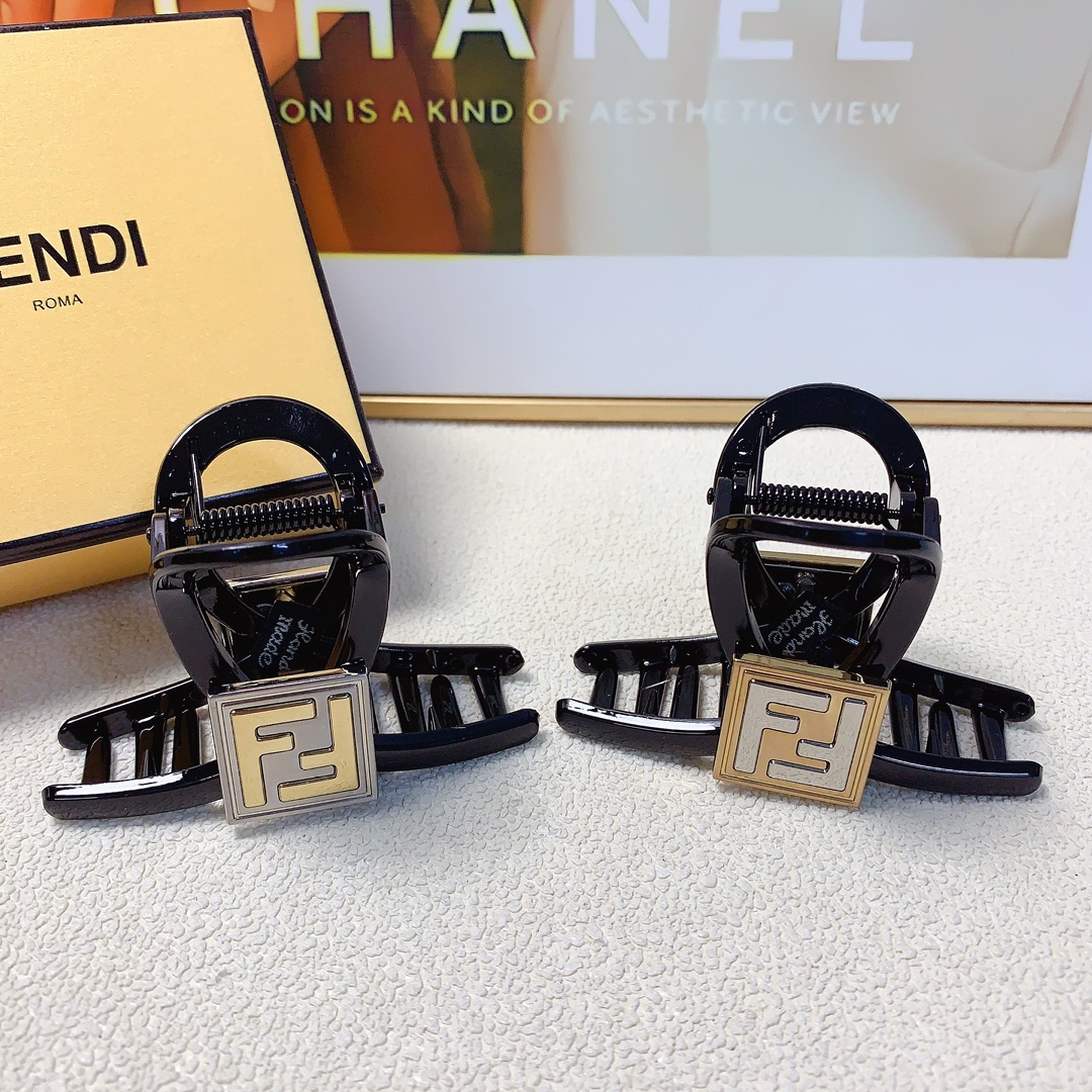 NO:283654,40 Fendi Fendi Fendi Hairpins New logo clips Temperament versatile daily exquisite items Little fairy must-have items Treasure style Close eyes recommended (single) hairpins, hairpins, fendi, fendi, fendi, hairpins1986090940 Fendi芬迪 Fendi发夹 新款logo抓夹 气质百搭 日常精致小单品 小仙女必入单品 宝藏款 闭眼入推荐款（单个）发夹,发夹,fendi,fendi,hairpins,accessory