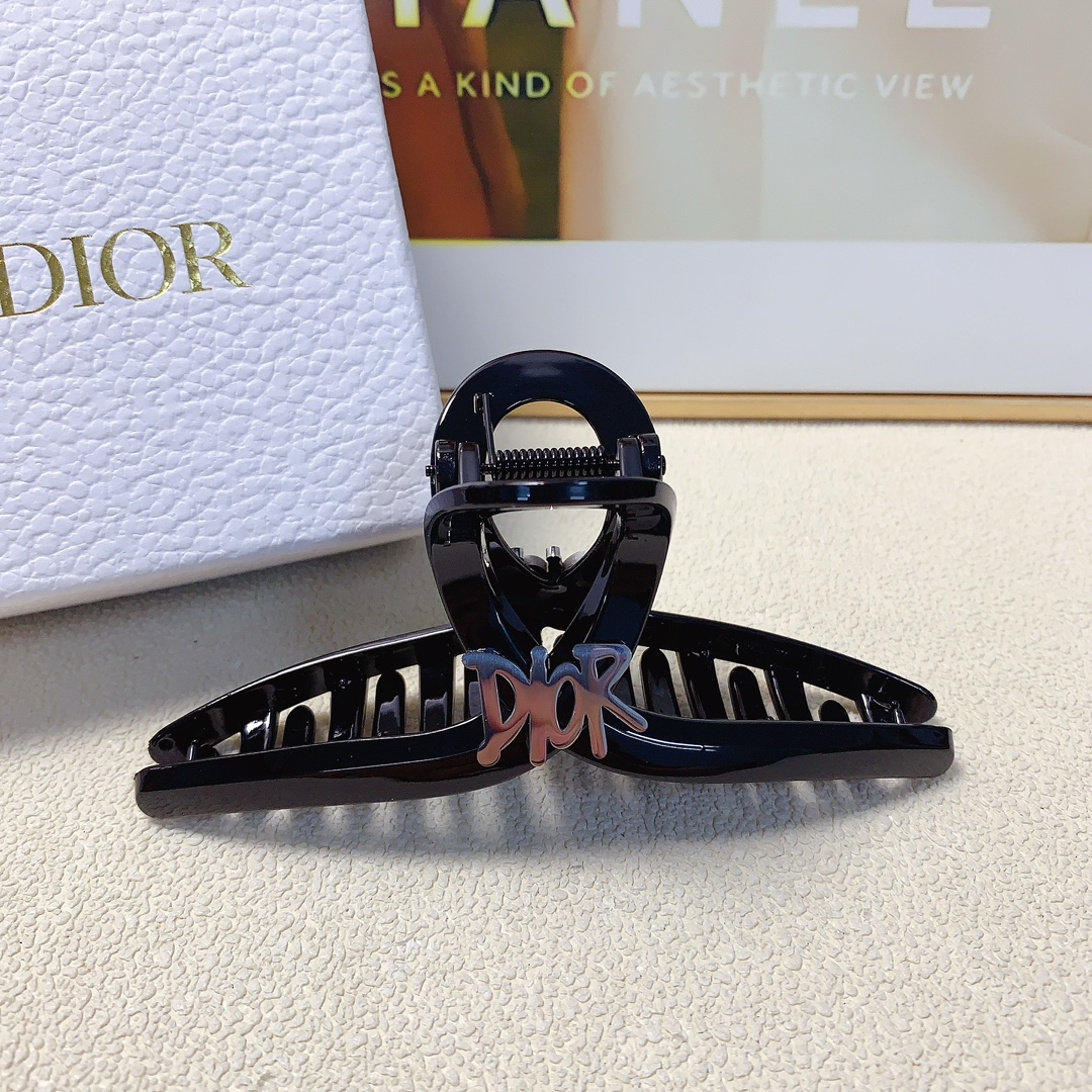 NO:283660,40 Dior Dior Hairpins Titanium Steel Logo Clips All-matched Temperament Everyday exquisite items Little fairy must-have items Treasure model Closed eyes Recommended models (single with hairband box) Hairpins, hairpins, dior, dior, hairpins1986090940 Dior迪奥 Dior发夹 钛钢logo抓夹 气质百搭 日常精致小单品 小仙女必入单品 宝藏款 闭眼入推荐款（单个配发箍盒）发夹,发夹,dior,dior,hairpins,accessory