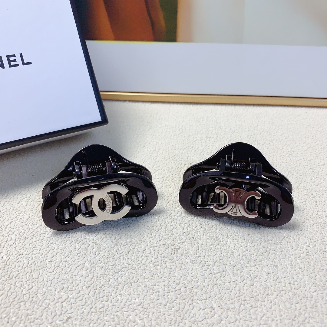 NO:283666,35 Chanel Xiaoxiang Celine Hairpins New titanium steel logo clips Temperament versatile daily exquisite items Little fairy must-in-one items Treasure model Closed eyes recommended (single) hairpins, hairpins, celine, celine, chanel, hairpins1986090935 chanel小香 celine赛琳发夹 新款钛钢logo抓夹 气质百搭 日常精致小单品 小仙女必入单品 宝藏款 闭眼入推荐款（单个）发夹,发夹,celine,celine,chanel,hairpins,accessory