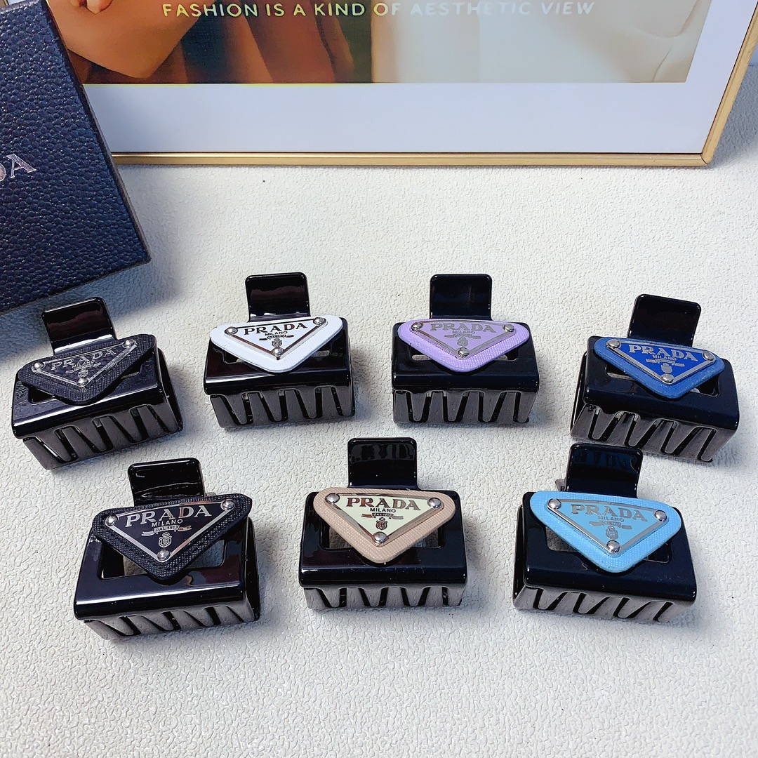 NO:283672,35 rada rada hairpin triangle logo clip, versatile temperament, daily exquisite items, must-have items for fairies, treasure style, recommended style for closed eyes (single) hairpin, hairpin, prada, prada, hairpins1986090935 rada普拉达 rada发夹 三角牌logo抓夹 气质百搭 日常精致小单品 小仙女必入单品 宝藏款 闭眼入推荐款（单个）发夹,发夹,prada,prada,hairpins,accessory