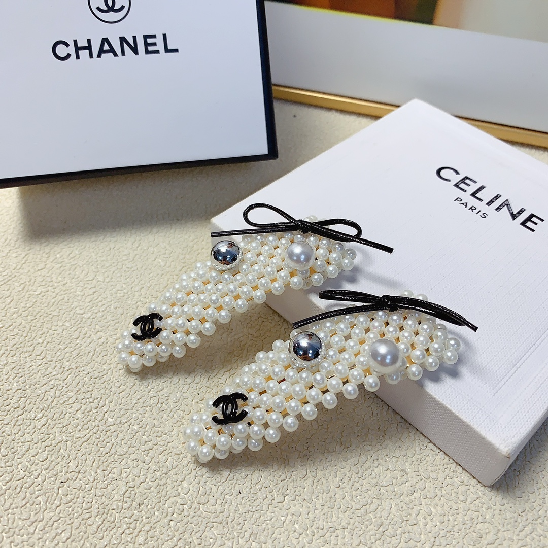 NO:283684,50 Chanel Xiaoxiang Chanel Hairpins New Pearl Logo Edge Clip BB Clip Temperament versatile little fairy must-have item Treasure model Closed eyes Recommended (one pair) Hairpins, Hairpins1986090950 chanel小香 chanel发夹 新款珍珠logo边夹BB夹 气质百搭小仙女必入单品 宝藏款 闭眼入推荐款（一对）发夹,发夹,chanel,hairpins,accessory