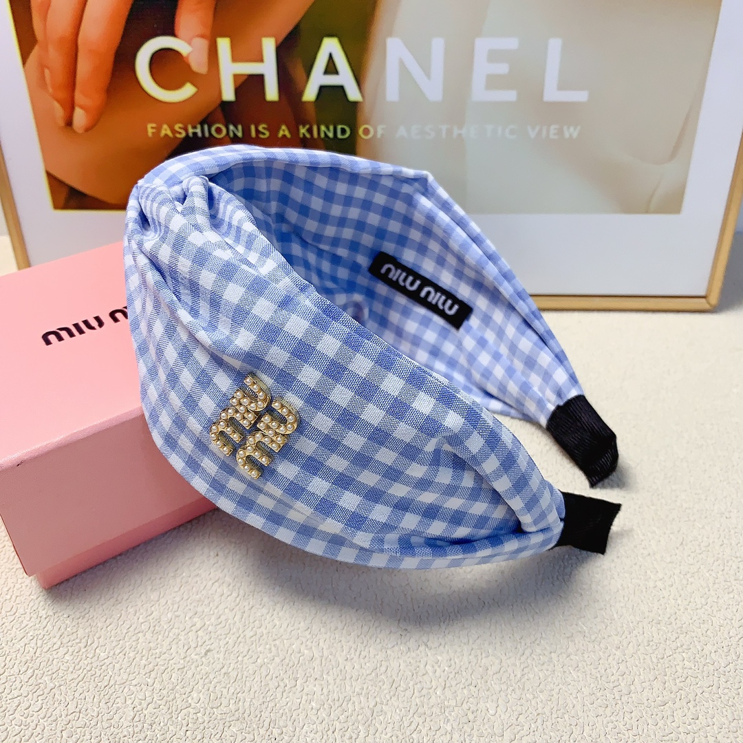 NO:283651,45 miumiu miumiu hairband plaid logo hairband Simple and big brand daily exquisite small items, versatile and versatile little fairy must-have items, full of celebrity style ~ treasure style, recommended style for closed eyes (single) hairpins, hairpins, miumiu, hairpins1986090945 miumiu缪缪 miumiu发箍 格子logo发箍 简约大牌日常精致小单品 气质百搭小仙女必入单品 名媛风十足～宝藏款 闭眼入推荐款（单个）发夹,发夹,miumiu,hairpins,accessory