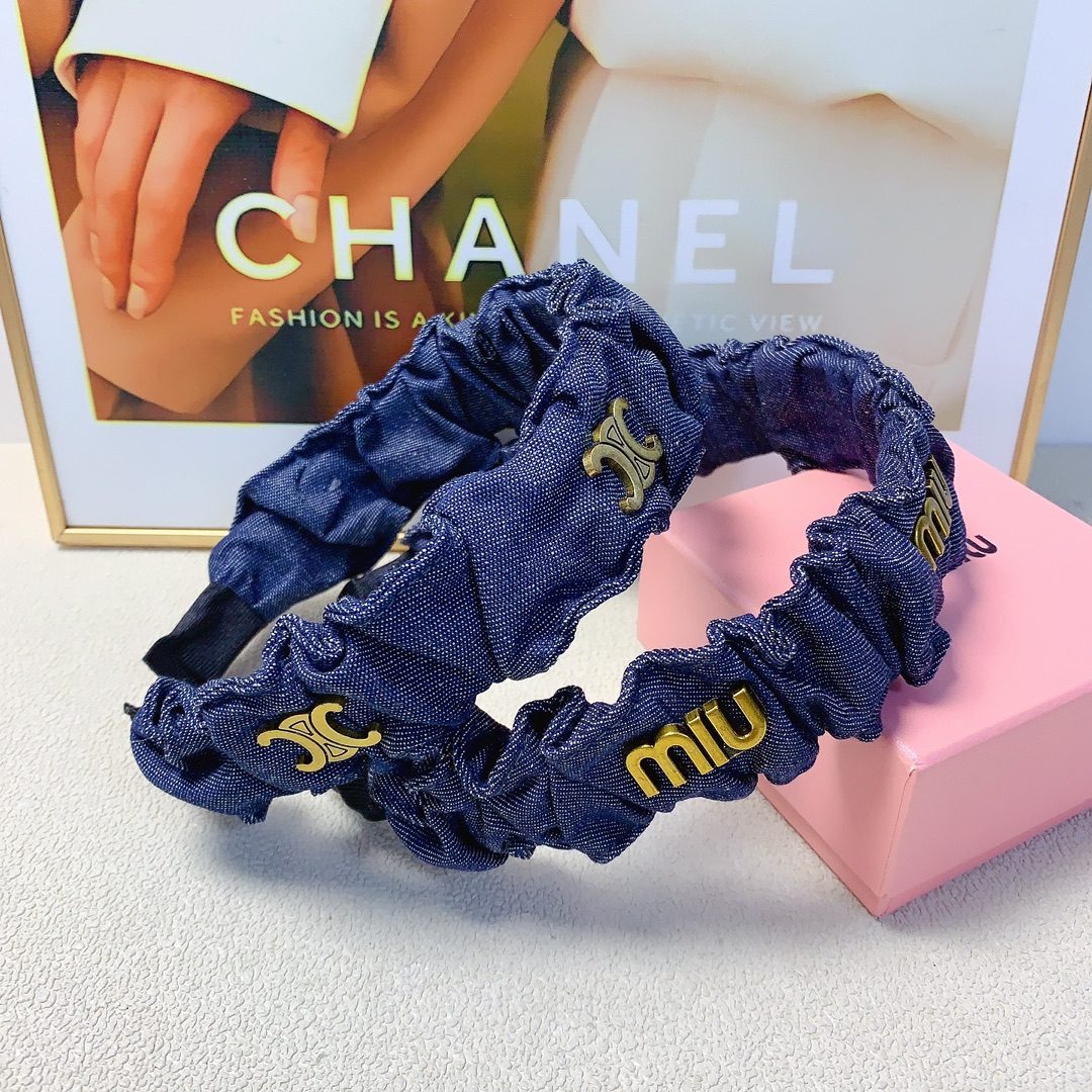 NO:283656,50 miumiu miumiu hairband denim pleated retro logo hairband simple and big brand daily exquisite small items, versatile and versatile little fairy must-have items, full of celebrity style ~ treasure style, recommended style for closed eyes (single) hairpins, hairpins, miumiu, hairpins1986090950 miumiu缪缪 miumiu发箍 牛仔褶皱复古logo发箍 简约大牌日常精致小单品 气质百搭小仙女必入单品 名媛风十足～宝藏款 闭眼入推荐款（单个）发夹,发夹,miumiu,hairpins,accessory