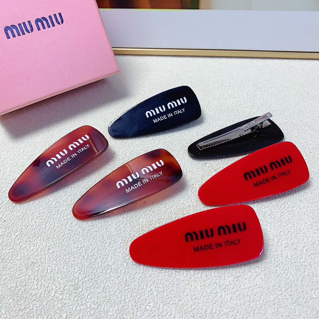NO:283710,45 miumiu miumiu hairpin acrylic logo hairpin press clip edge clip bang clip daily exquisite small items, temperament versatile little fairy must-have items, treasure style, closed eyes recommended style (one pair) hairpin, hairpin, miumiu, hairpins1986090945 miumiu缪缪 miumiu发夹 亚克力logo发夹压夹边夹刘海夹日常精致小单品 气质百搭小仙女必入单品 宝藏款 闭眼入推荐款（一对）发夹,发夹,miumiu,hairpins,accessory