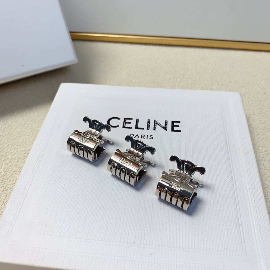  Celine塞林
Celine新款
超爆款🔥小抓夹 刘海夹 马尾夹颜值超高 小仙女必入百搭时髦（三个一