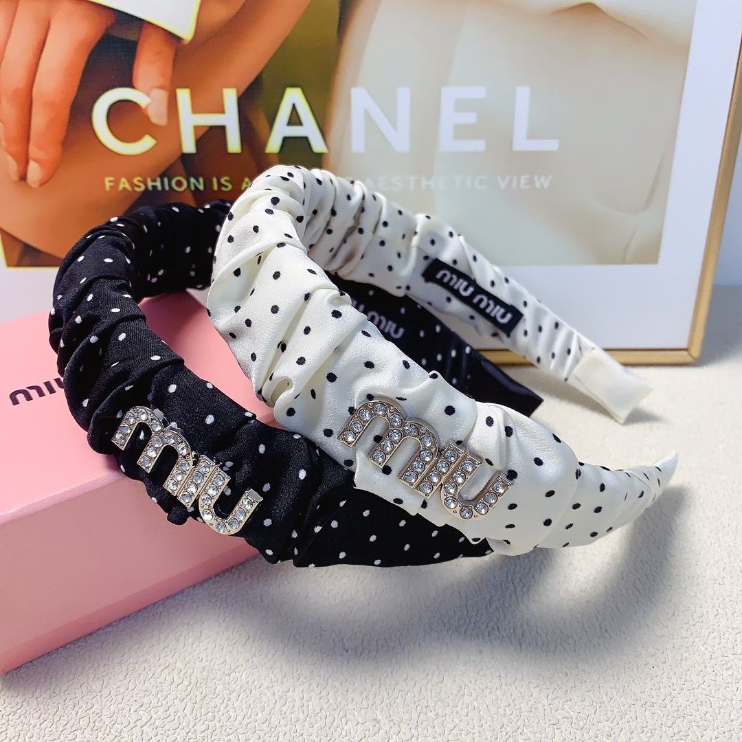 NO:283898,45 miumiu miumiu hairband new pleated polka dot diamond logo light luxury style hairband temperament versatile little fairy must-apply single product full of celebrity style ~ treasure style closed eyes recommended (single) hairpins, hairpins, miumiu, hairpins1986090945 miumiu缪缪 miumiu发箍 新款褶皱波点镶钻logo轻奢风发箍气质百搭小仙女必入单品名媛风十足～宝藏款 闭眼入推荐款（单个）发夹,发夹,miumiu,hairpins,accessory