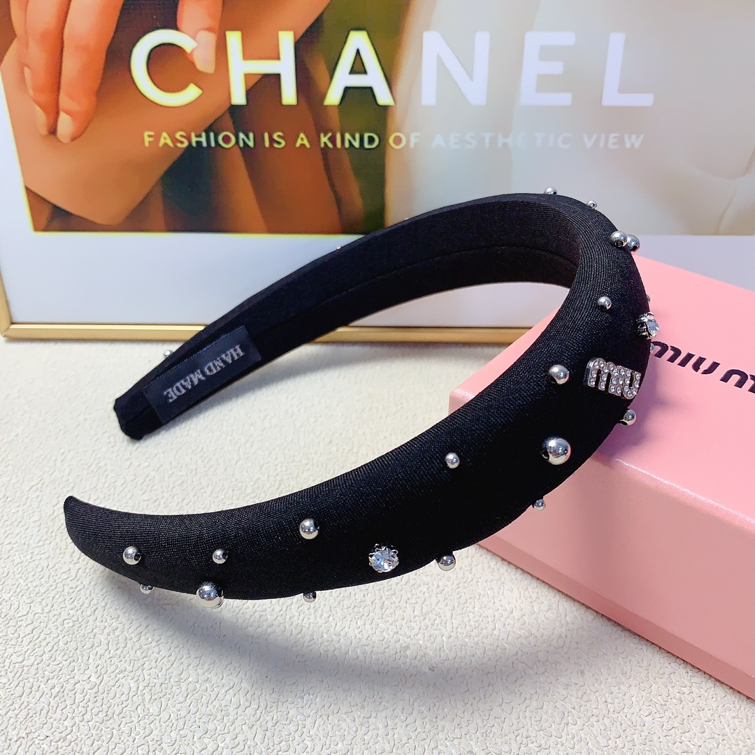 NO:283919,50 miumiu miumiu hairband new star logo light luxury style hairband temperament versatile little fairy must-apply single product full of celebrity style ~ treasure style closed eyes recommended (single) hairpins, hairpins, miumiu, hairpins1986090950 miumiu缪缪 miumiu发箍 新款满天星logo轻奢风发箍气质百搭小仙女必入单品名媛风十足～宝藏款 闭眼入推荐款（单个）发夹,发夹,miumiu,hairpins,accessory