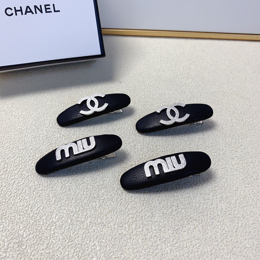 NO:284072,50 Chanel Xiaoxiang Miumiu Miumiu Sheepskin matte logo pressed edge clip bang clip daily exquisite small items, temperament versatile little fairy must-have items, treasure model, closed eyes recommended (one pair) hairpin, hairpin, chanel, miumiu, sheepskin, hairpins1986090950 chanel小香 miumiu缪缪 羊皮磨砂logo压夹边夹刘海夹日常精致小单品 气质百搭小仙女必入单品 宝藏款 闭眼入推荐款（一对）发夹,发夹,chanel,miumiu,sheepskin,hairpins,accessory