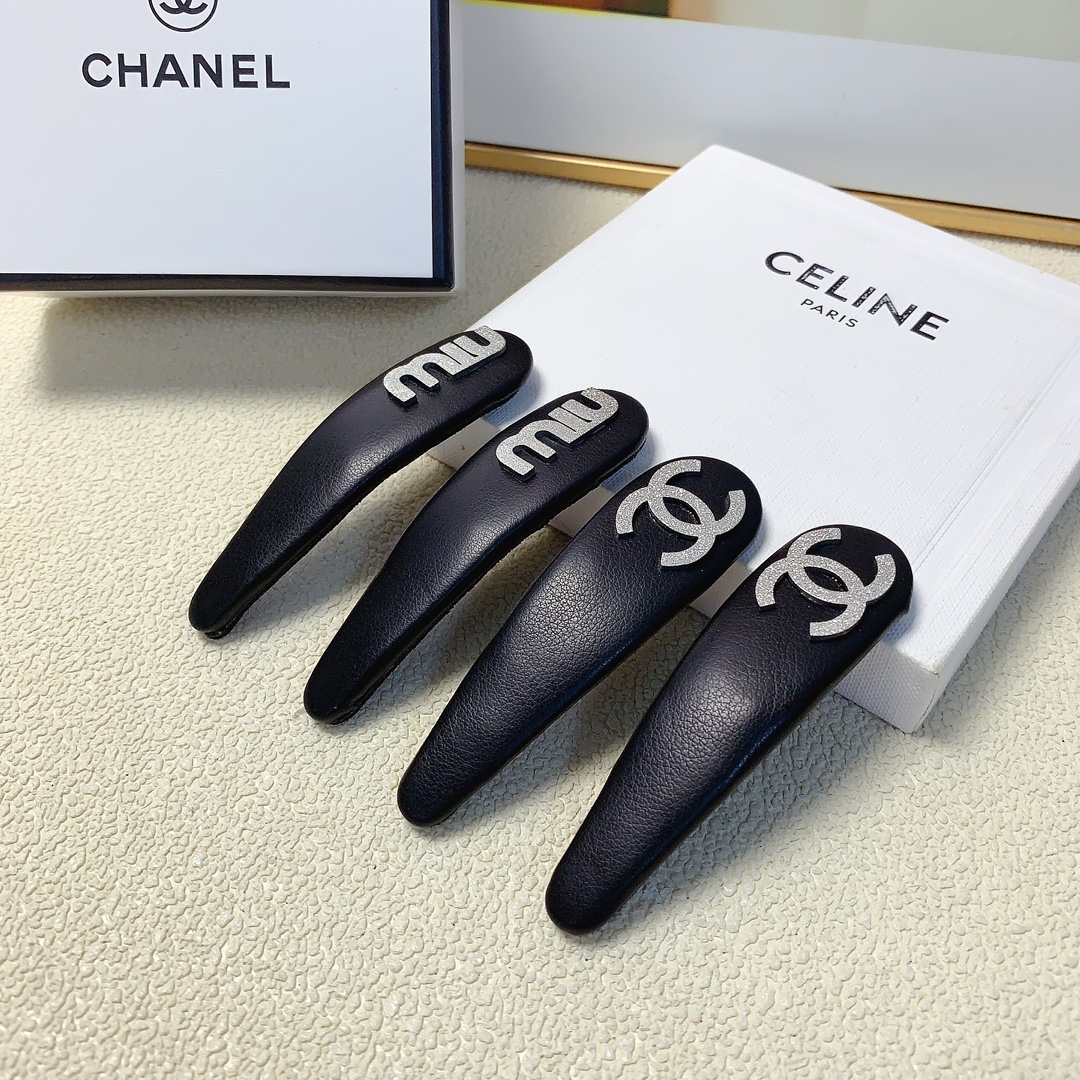 NO:284077,50 Chanel Xiaoxiang Miumiu Miumiu Sheepskin matte logo pressed edge clip bb clip bang clip daily exquisite small items, temperament versatile little fairy must-have items, treasure style, closed eyes recommended style (one pair) hairpin, hairpin, chanel, miumiu, sheepskin, hairpins1986090950 chanel小香 miumiu缪缪 羊皮磨砂logo压夹边夹bb夹刘海夹日常精致小单品 气质百搭小仙女必入单品 宝藏款 闭眼入推荐款（一对）发夹,发夹,chanel,miumiu,sheepskin,hairpins,accessory
