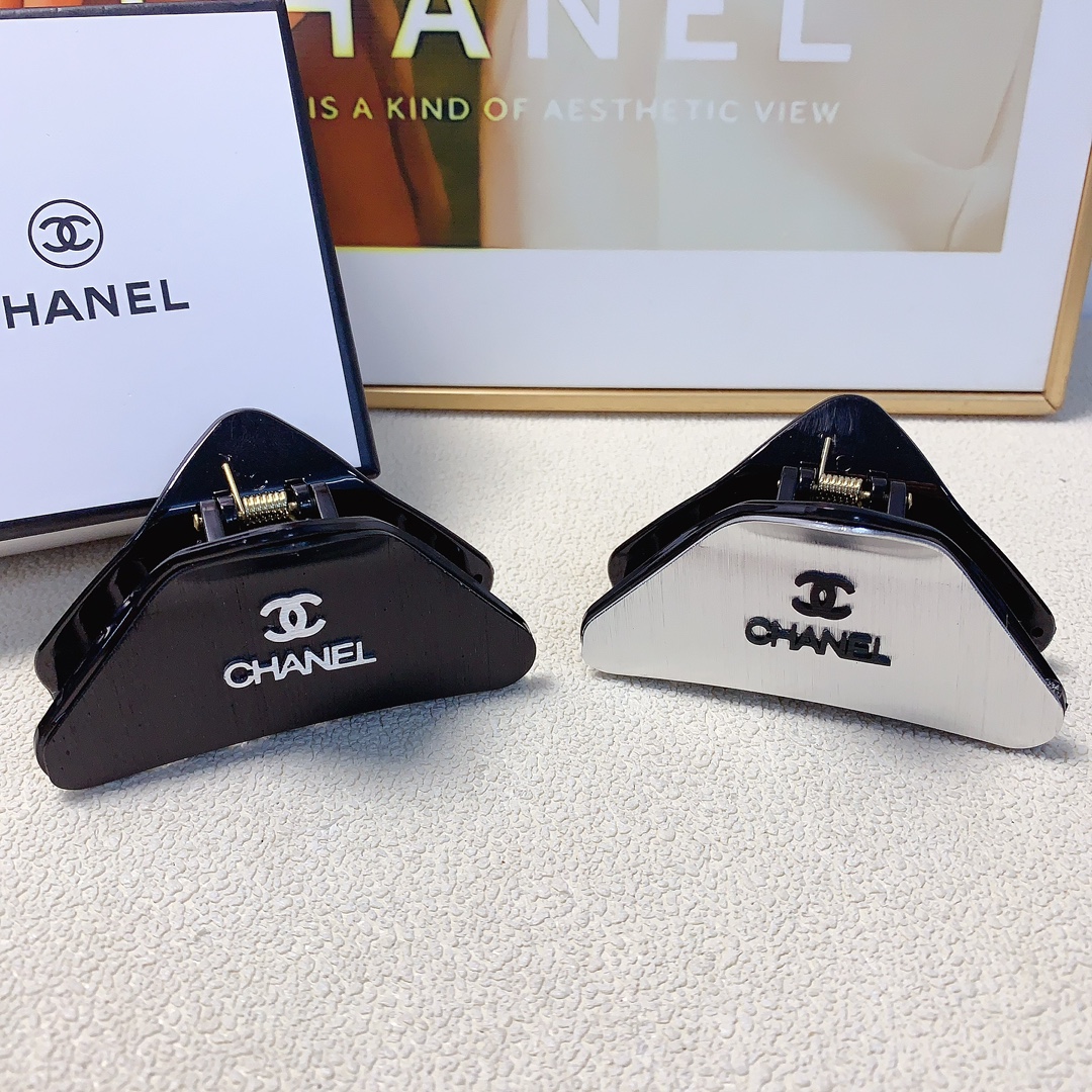 NO:284059,40 Chanel Xiaoxiang Chanel Hairpins Frosted Triangle Logo Clips Elegant Temperament Everyday Delicate Small Products Must-in-One Title Styles Treasure Styles Closed Eye Recommended (Single) Hairpins, Hairpins1986090940 chanel小香 chanel发夹 磨砂三角形logo抓夹 气质百搭 日常精致小单品 小仙女必入单品 宝藏款 闭眼入推荐款（单个）发夹,发夹,chanel,hairpins,accessory