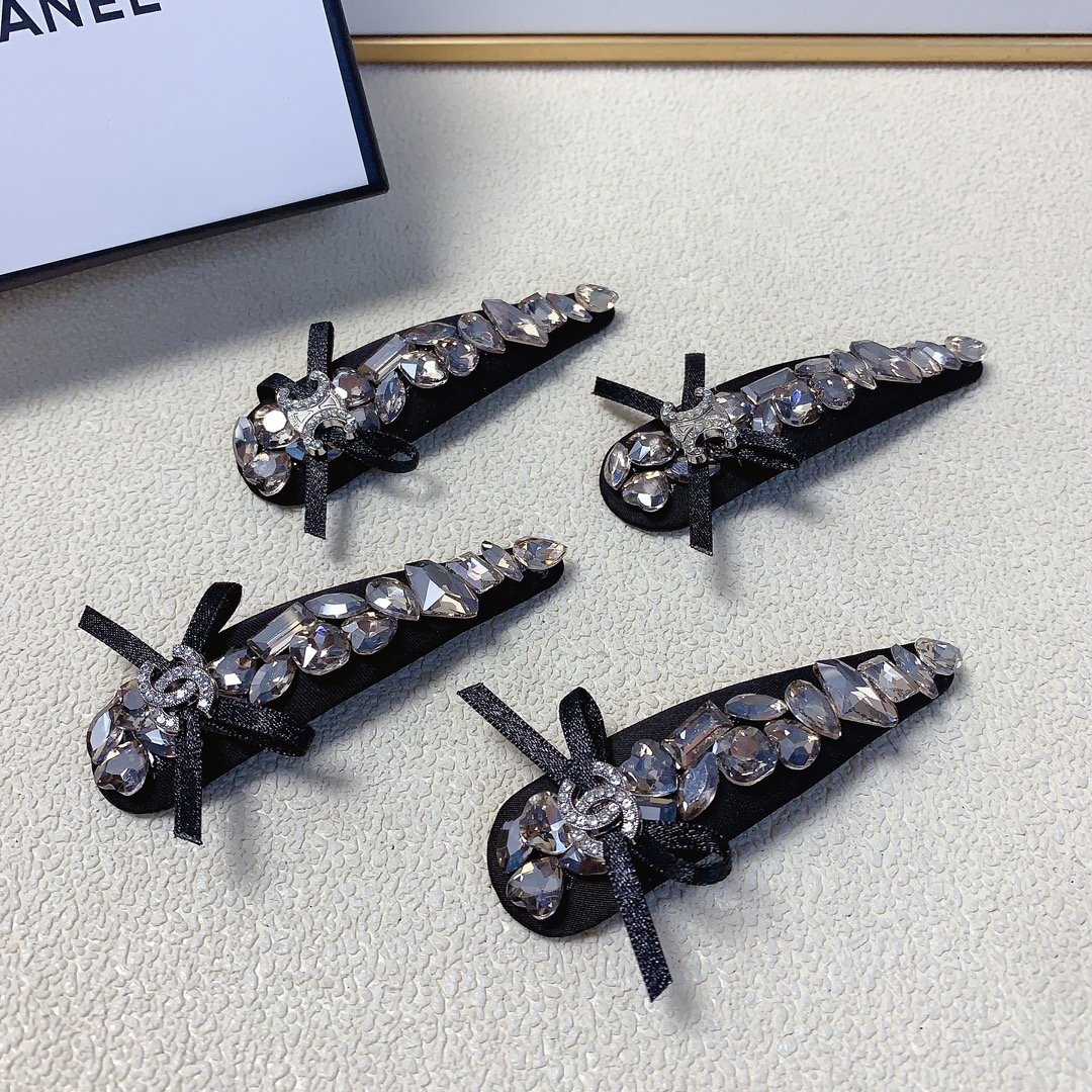 NO:284064,55 Chanel Xiaoxiang Celine Czech diamond bow logo press clip edge clip bb clip bang clip daily exquisite small items, temperament versatile little fairy must-in item, treasure model, closed eyes recommended style (one pair) hairpin, hairpin, celine, celine, chanel, hairpins1986090955 chanel小香 celine赛琳 捷克钻蝴蝶结logo压夹边夹bb夹刘海夹日常精致小单品 气质百搭小仙女必入单品 宝藏款 闭眼入推荐款（一对）发夹,发夹,celine,celine,chanel,hairpins,accessory