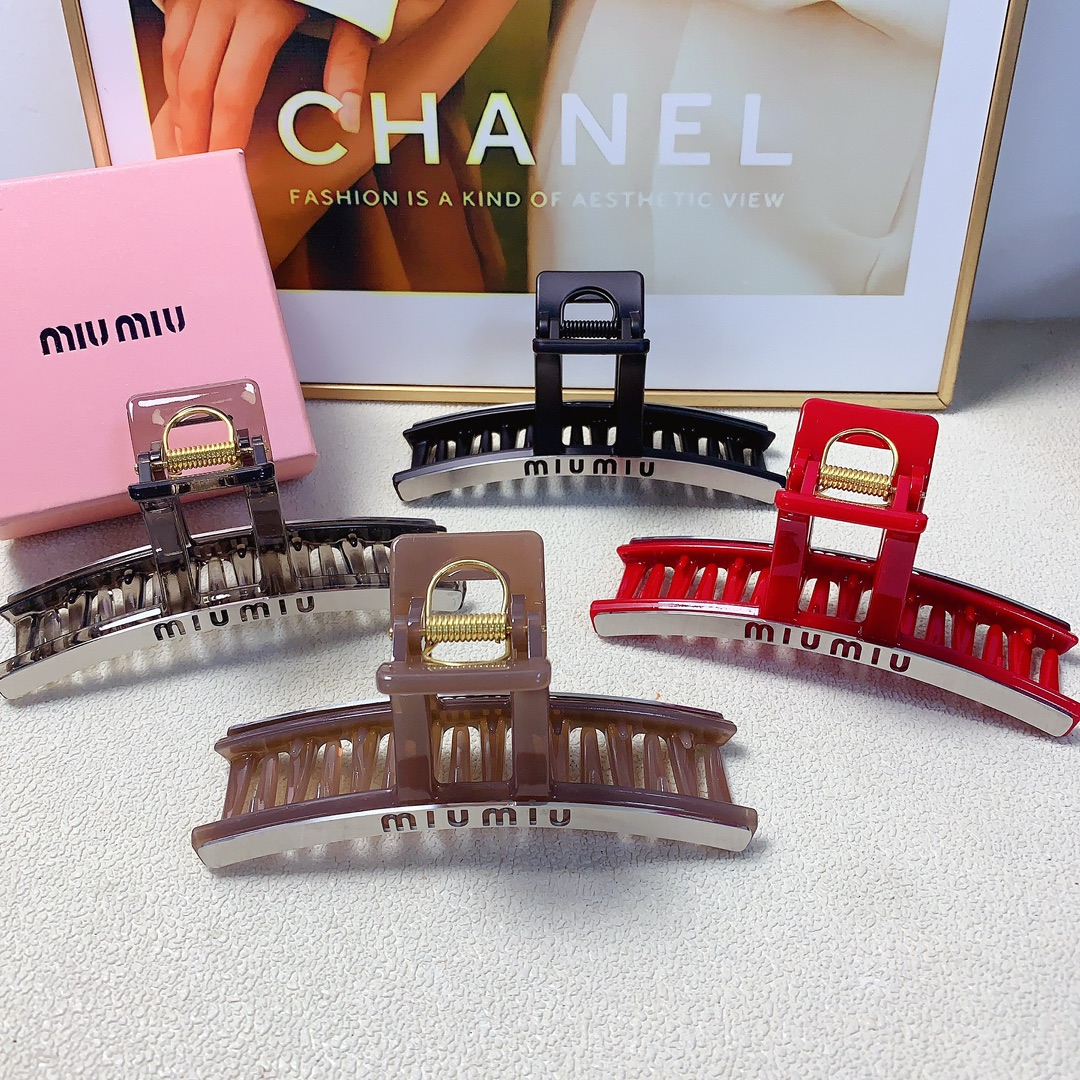 NO:300410,45 miumiu miumiu hairpin new titanium steel logo clip, versatile temperament, daily exquisite items, must-have items for fairies, treasure style, recommended style for closed eyes (single with hairband box) hairpin, hairpin, miumiu, hairpins1986090945 miumiu缪缪 miumiu发夹 新款钛钢logo抓夹 气质百搭 日常精致小单品 小仙女必入单品 宝藏款 闭眼入推荐款（单个配发箍盒）发夹,发夹,miumiu,hairpins,accessory