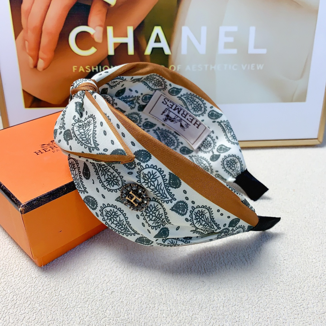 NO:284259,45 Hermes Hermes headband Satin light luxury headband temperament versatile little fairy must-apply single product full of celebrity style ~ treasure style closed eyes recommended (single) hairpins, hairpins, hermes, hermes, hairpins1986090945 Hermes爱马仕 Hermes发箍 缎面轻奢发箍气质百搭小仙女必入单品名媛风十足～宝藏款 闭眼入推荐款（单个）发夹,发夹,hermes,hermes,hairpins,accessory