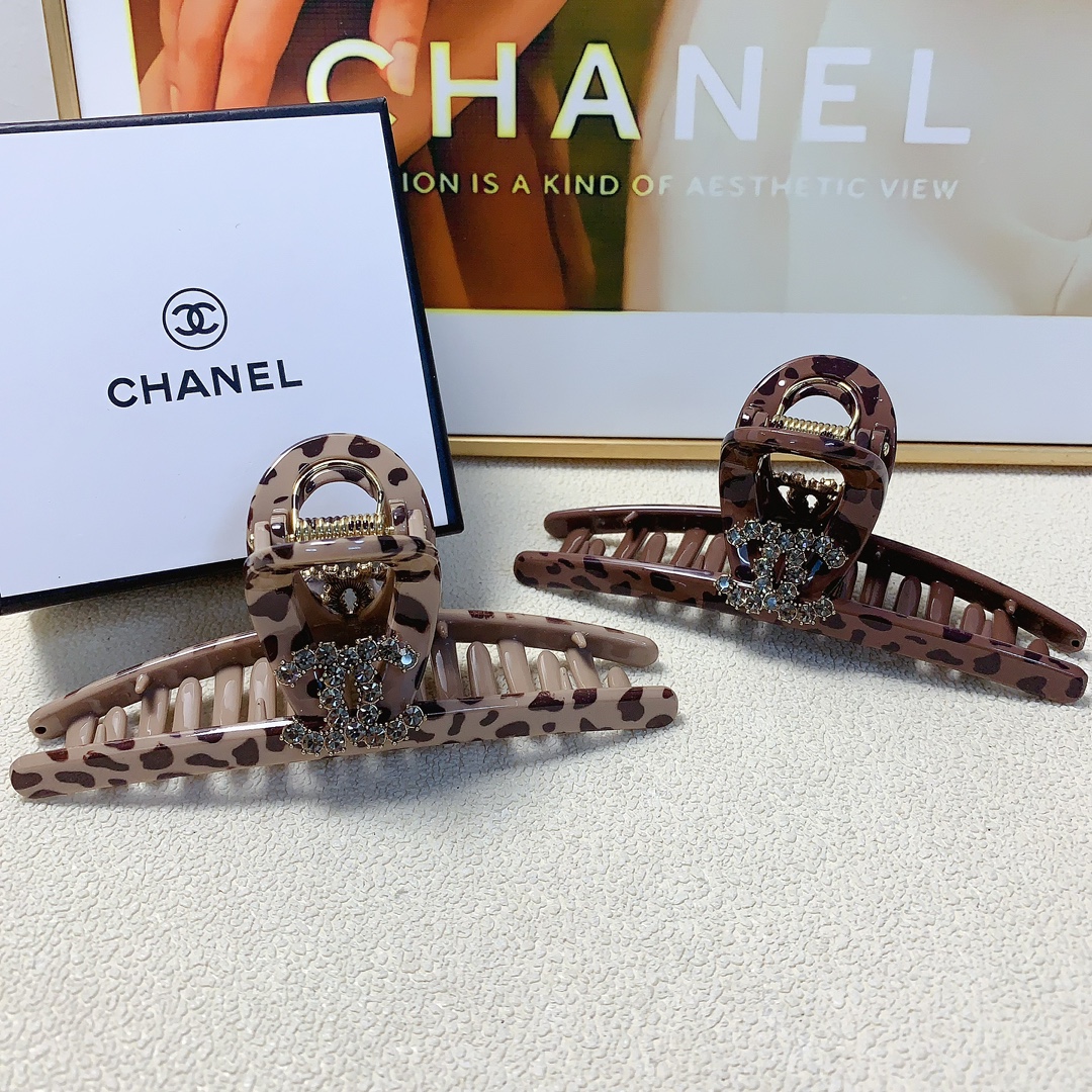 NO:284274,45 Chanel Xiaoxiang Chanel Hairpins, Leopard full-diamond logo clips, versatile temperament, daily exquisite items, must-have items for fairies, treasure style, recommended style for closed eyes (single hairband box) hairpins, hairpins, chanel, hairpins1986090945 chanel小香 chanel发夹 豹纹满钻logo抓夹 气质百搭 日常精致小单品 小仙女必入单品 宝藏款 闭眼入推荐款（单个配发箍盒）发夹,发夹,chanel,hairpins,accessory