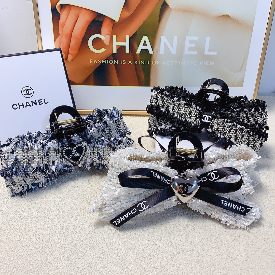 NO:284246,45 Chanel Xiaoxiang Chanel Hairpins, thick-neck bow-clip, versatile temperament, daily exquisite items, must-have items for fairies, treasure style, recommended style for closed eyes (single hairband box) hairpins, hairpins, chanel, hairpins1986090945 chanel小香 chanel发夹 粗尼蝴蝶结抓夹 气质百搭 日常精致小单品 小仙女必入单品 宝藏款 闭眼入推荐款（单个配发箍盒）发夹,发夹,chanel,hairpins,accessory
