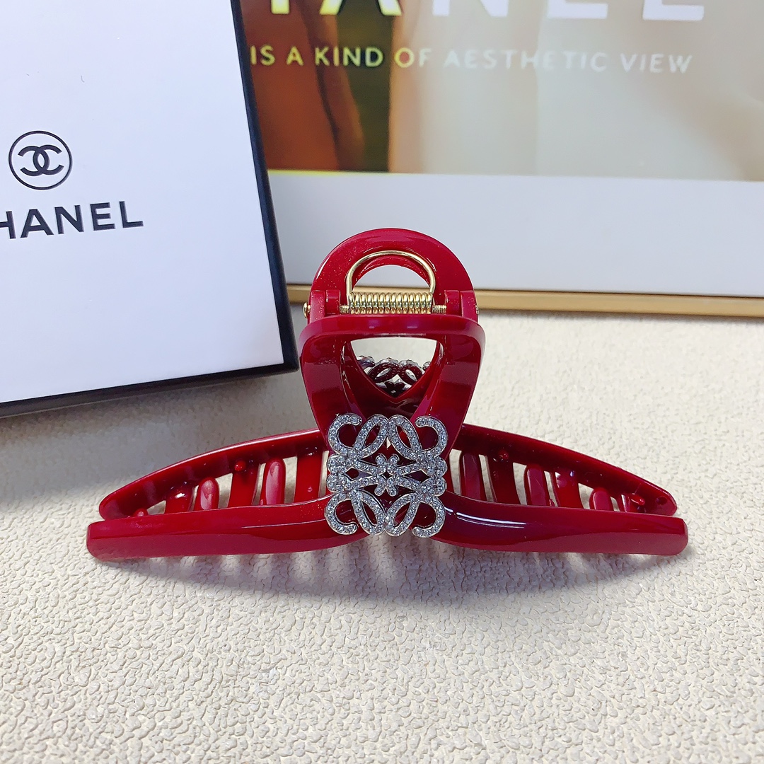 NO:284270,40 loewe loewe hairpin new hollow full diamond logo clip, versatile temperament, daily exquisite items, must-have items for fairies, treasure style, recommended style for closed eyes (single with hairband box) hairpin, hairpin, loewe, loewe, hairpins1986090940 loewe罗意威 loewe发夹 新款镂空满钻logo抓夹 气质百搭 日常精致小单品 小仙女必入单品 宝藏款 闭眼入推荐款（单个配发箍盒）发夹,发夹,loewe,loewe,hairpins,accessory