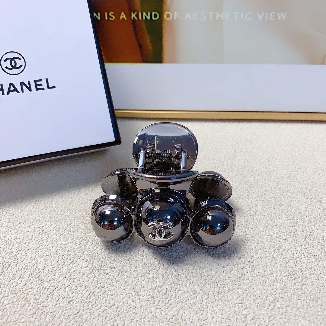NO:284275,40 Chanel Xiaoxiang Chanel Hairpins New pearl logo clips Temperament versatile daily exquisite items Little fairy must-have items Treasure style Close eyes recommended (single) hairpins, hairpins, chanel, hairpins1986090940 chanel小香 chanel发夹 新款珍珠logo抓夹 气质百搭 日常精致小单品 小仙女必入单品 宝藏款 闭眼入推荐款（单个）发夹,发夹,chanel,hairpins,accessory