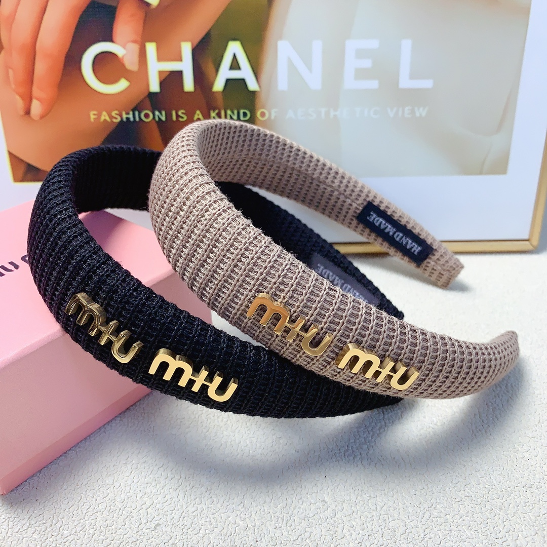 NO:284552,50 miumiu miumiu hairband new titanium steel logo simple hairband summer must-have artifact temperament versatile little fairy must-have item Treasure model Close eyes recommended (single) hairpins, hairpins, miumiu, hairpins1986090950 miumiu缪缪 miumiu发箍 新款钛钢logo简约发箍 夏日必备神器气质百搭小仙女必入单品 宝藏款 闭眼入推荐款（单个）发夹,发夹,miumiu,hairpins,accessory