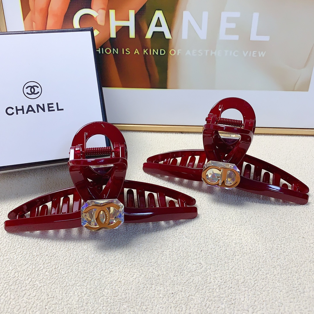 NO:284570,45 Chanel Xiaoxiang Dior Hairpins Czech diamond titanium steel logo clips Temperament versatile daily exquisite items Little fairy must-have items Treasure model Closed eyes recommended (single hairband box) Hairpins, hairpins, chanel, dior, dior, hairpins1986090945 chanel小香 Dior迪奥发夹 捷克钻钛钢logo抓夹 气质百搭 日常精致小单品 小仙女必入单品 宝藏款 闭眼入推荐款（单个配发箍盒）发夹,发夹,chanel,dior,dior,hairpins,accessory