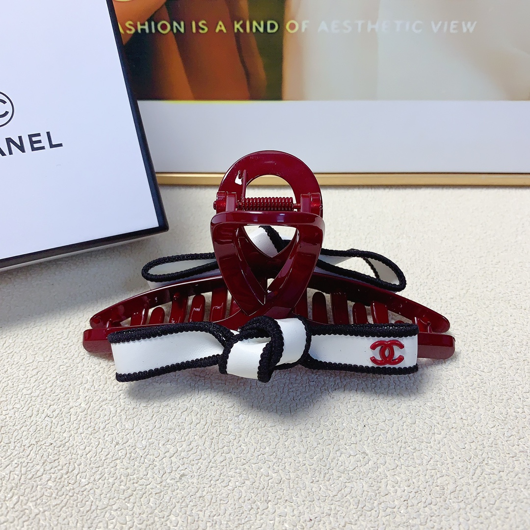 NO:284580,40 Chanel Xiaoxiang Chanel Hairpins New bow logo clips Temperament versatile daily exquisite items Little fairy must-have items Treasure style Recommended style closed eyes (single with hairband box) Hairpins, hairpins, chanel, hairpins1986090940 chanel小香 chanel发夹 新款蝴蝶结logo抓夹 气质百搭 日常精致小单品 小仙女必入单品 宝藏款 闭眼入推荐款（单个配发箍盒）发夹,发夹,chanel,hairpins,accessory