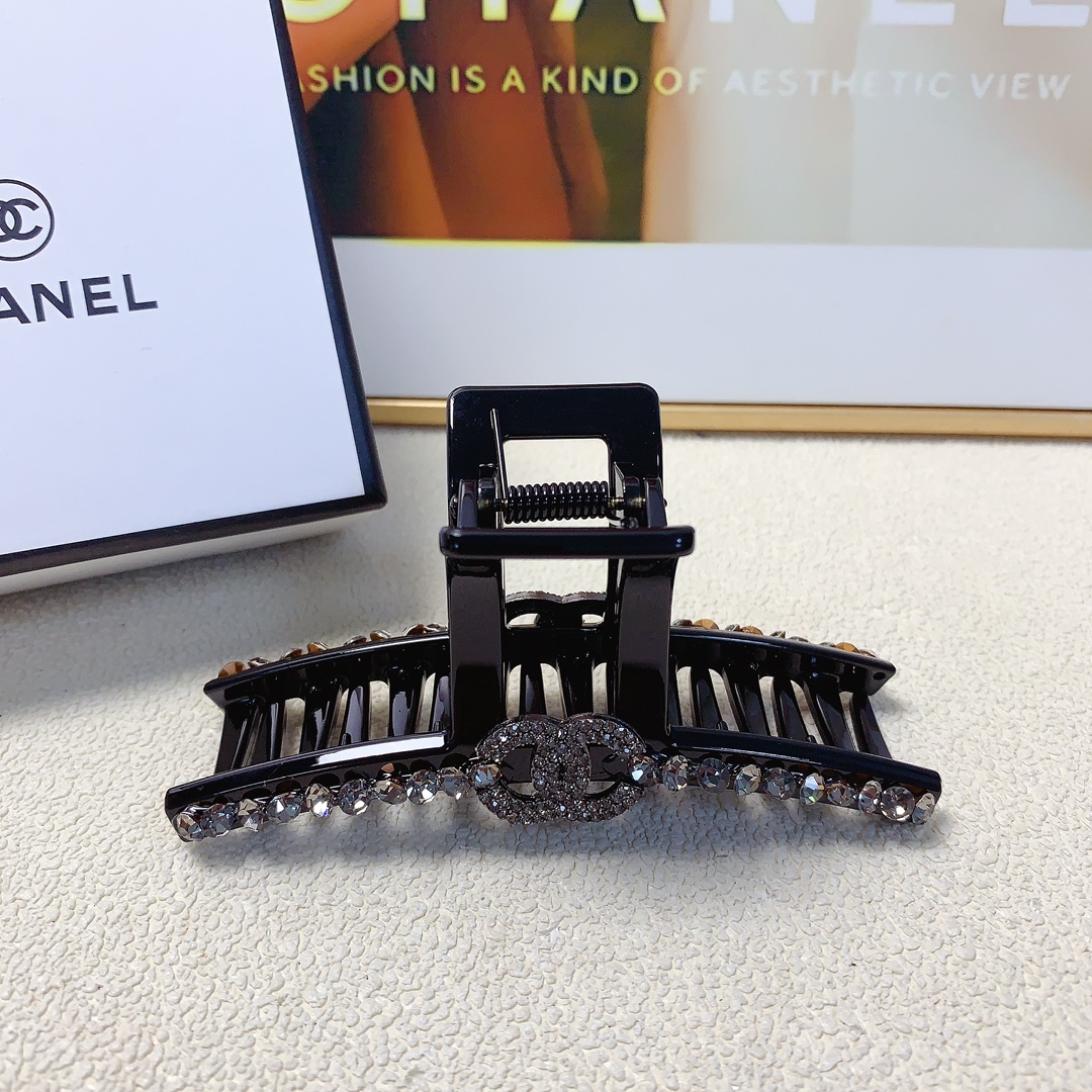 NO:284589,40 Chanel Xiaoxiang Chanel Hairpins New Czech Diamond Logo Clip Temperament Versatile Daily exquisite items Little fairy must-have items Treasure style Closed eyes Recommended (single) hairpins, hairpins, chanel, hairpins1986090940 chanel小香 chanel发夹 新款捷克钻logo抓夹 气质百搭 日常精致小单品 小仙女必入单品 宝藏款 闭眼入推荐款（单个）发夹,发夹,chanel,hairpins,accessory