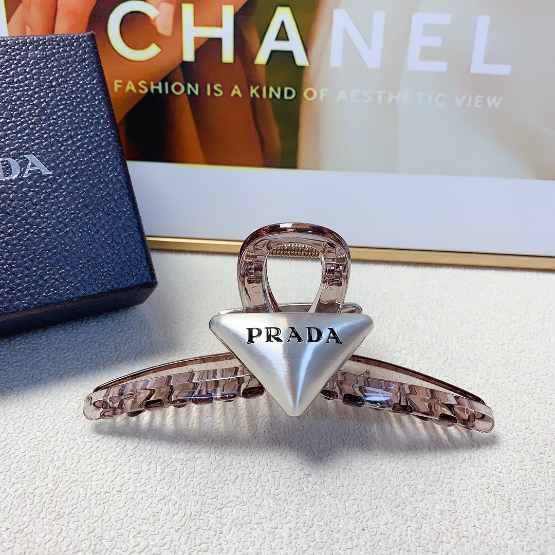 99 Prada Prada Prada. The new triangle logo grabs, it’s all in the air - 图片 6