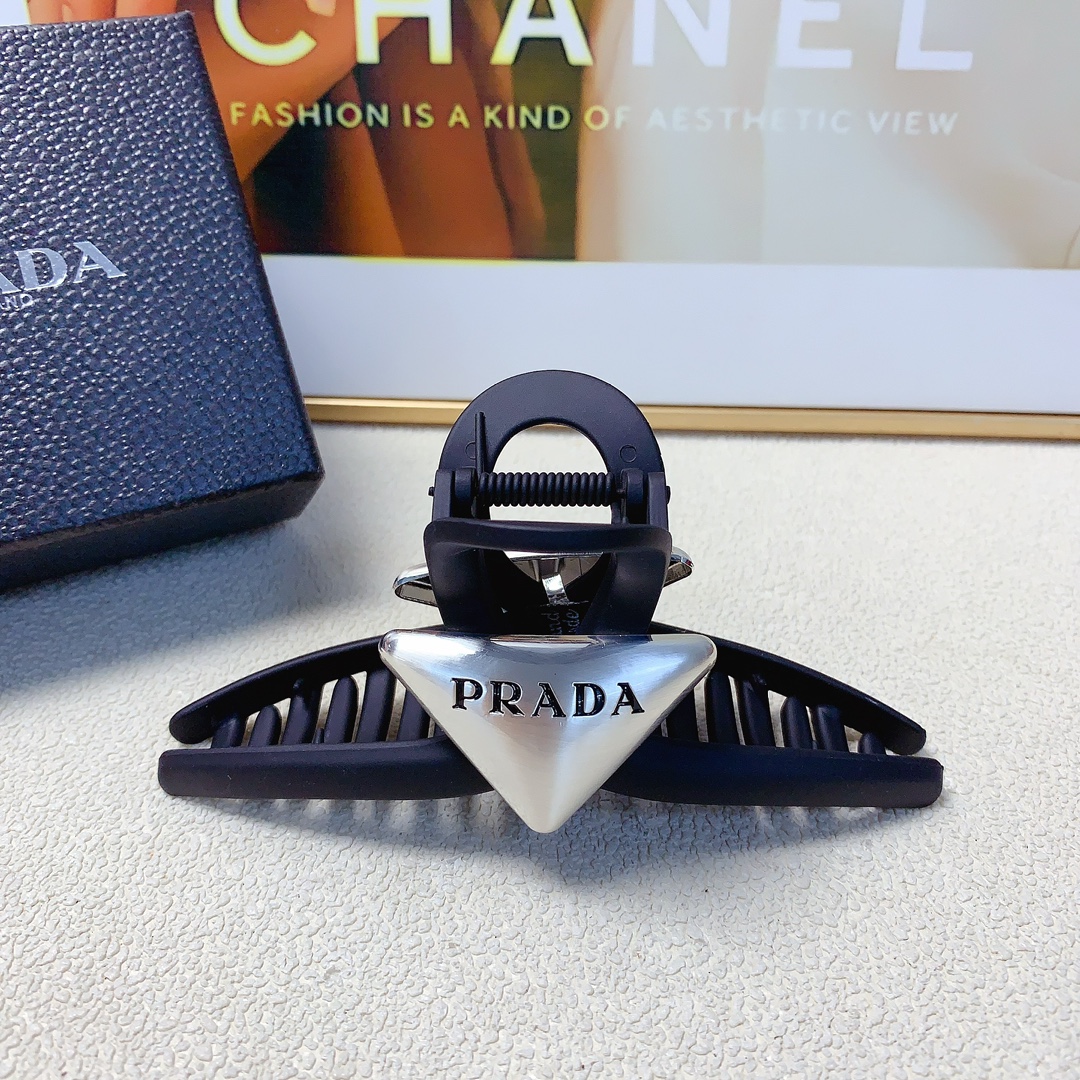 99 Prada Prada Prada. The new triangle logo grabs, it’s all in the air - 图片 2