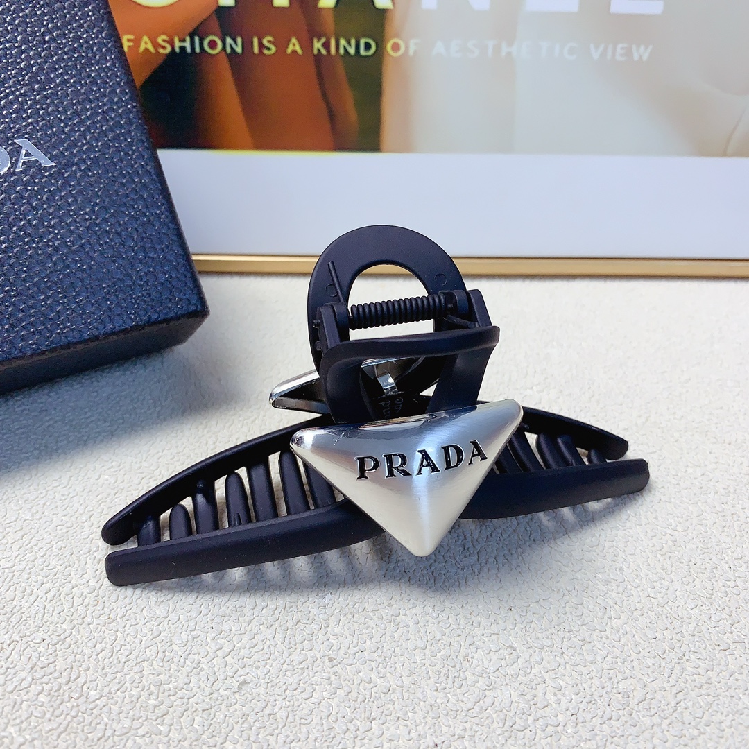 99 Prada Prada Prada. The new triangle logo grabs, it’s all in the air - 图片 3