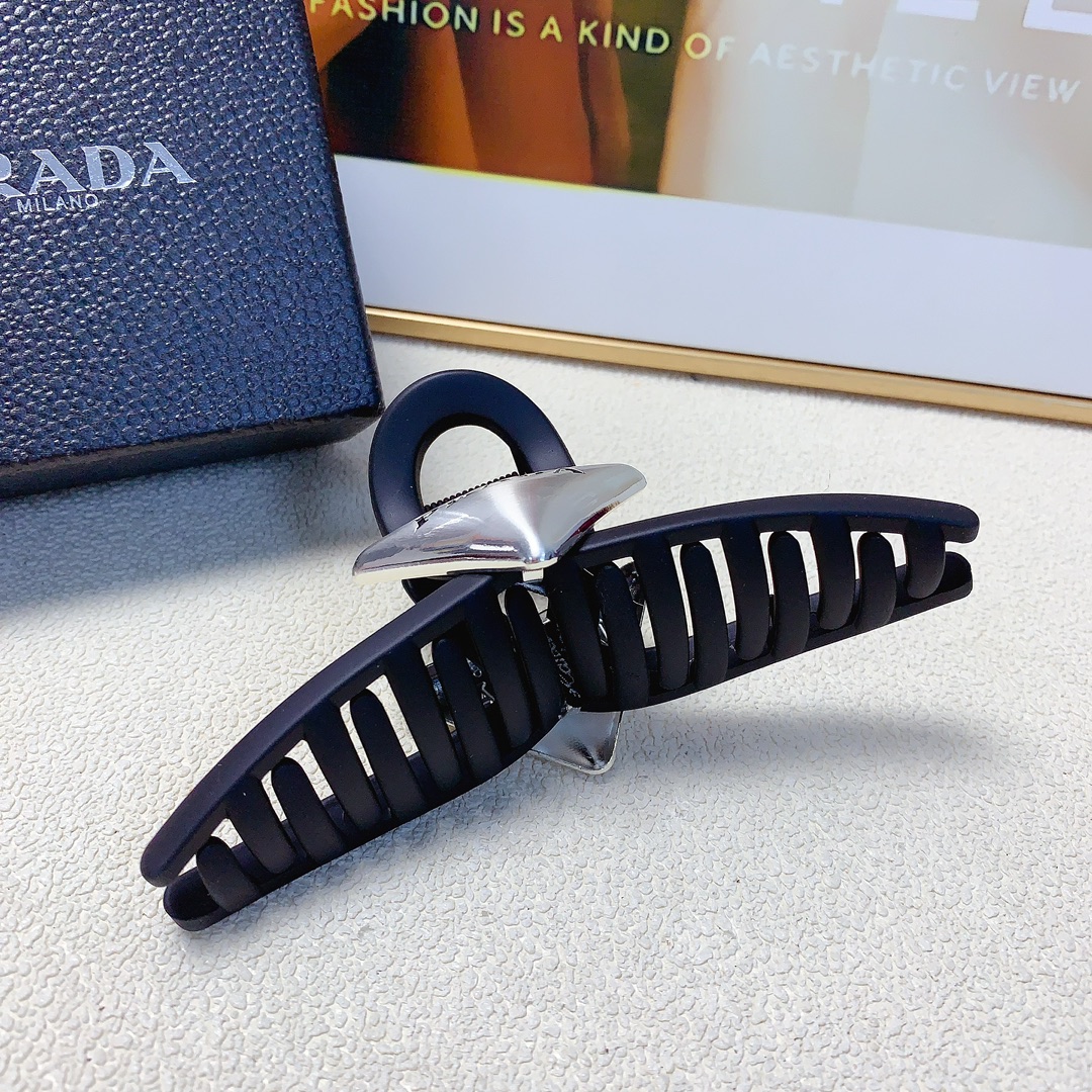 99 Prada Prada Prada. The new triangle logo grabs, it’s all in the air - 图片 5