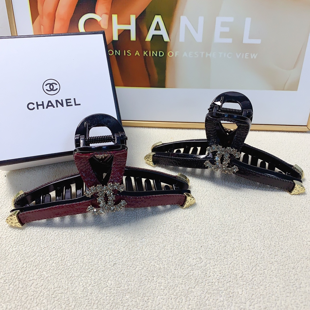 NO:300414,45 Chanel Xiaoxiang Chanel Hairpins New logo clips Temperament versatile daily exquisite items Little fairy must-have items Treasure style Closed eyes recommended (single hairband box) Hairpins, hairpins, chanel, hairpins1986090945 chanel小香 chanel发夹 新款logo抓夹 气质百搭 日常精致小单品 小仙女必入单品 宝藏款 闭眼入推荐款（单个配发箍盒）发夹,发夹,chanel,hairpins,accessory