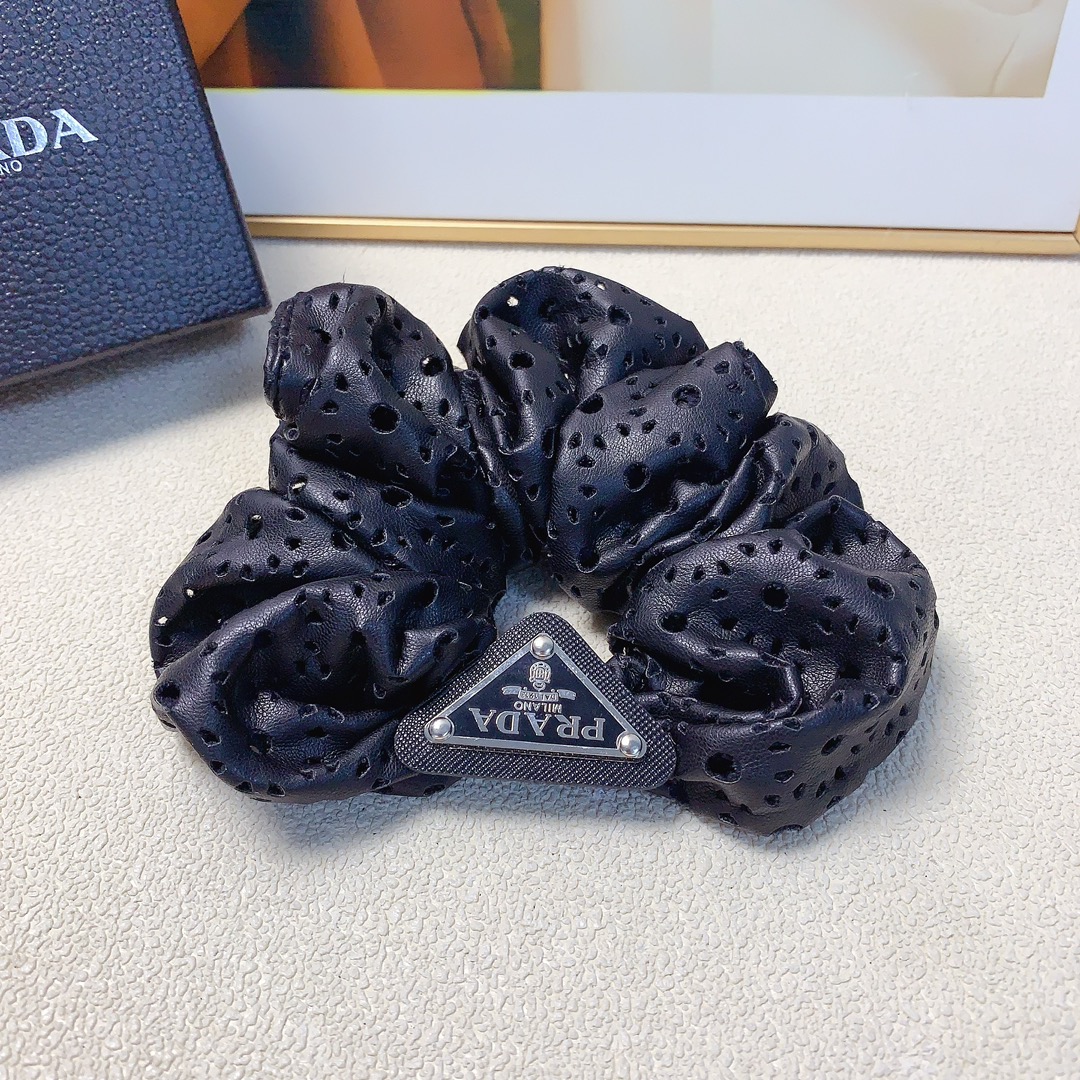 NO:284818,40 rada rada rubber band sheepskin triangle logo rubber band hair ring daily exquisite items versatile temperament must-in-place items Treasure style Close eyes recommended (single) hairpin, hairpin, prada, prada, sheepskin, hairpins1986090940 rada普拉达 rada皮筋 羊皮三角logo皮筋发圈 日常精致小单品 气质百搭小仙女必入单品 宝藏款 闭眼入推荐款（单个）发夹,发夹,prada,prada,sheepskin,hairpins,accessory