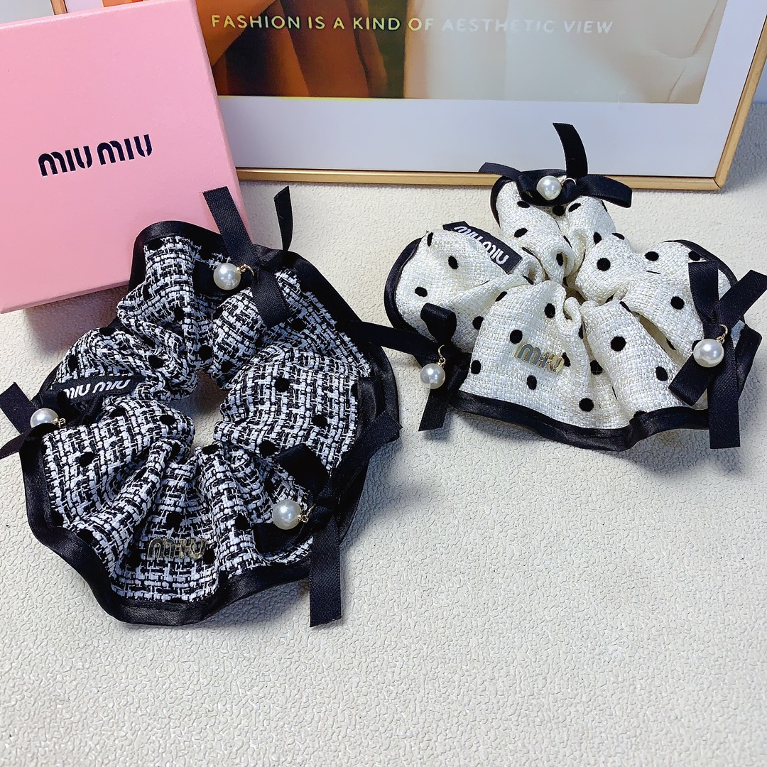 NO:284820,40 miumiu miumiu rubber band new bow logo rubber band hair ring daily exquisite items versatile temperament must-have items Treasure style recommended style closed eyes (single) hairpins, hairpins, miumiu, hairpins1986090940 miumiu缪缪 miumiu皮筋 新款蝴蝶结logo皮筋发圈 日常精致小单品 气质百搭小仙女必入单品 宝藏款 闭眼入推荐款（单个）发夹,发夹,miumiu,hairpins,accessory