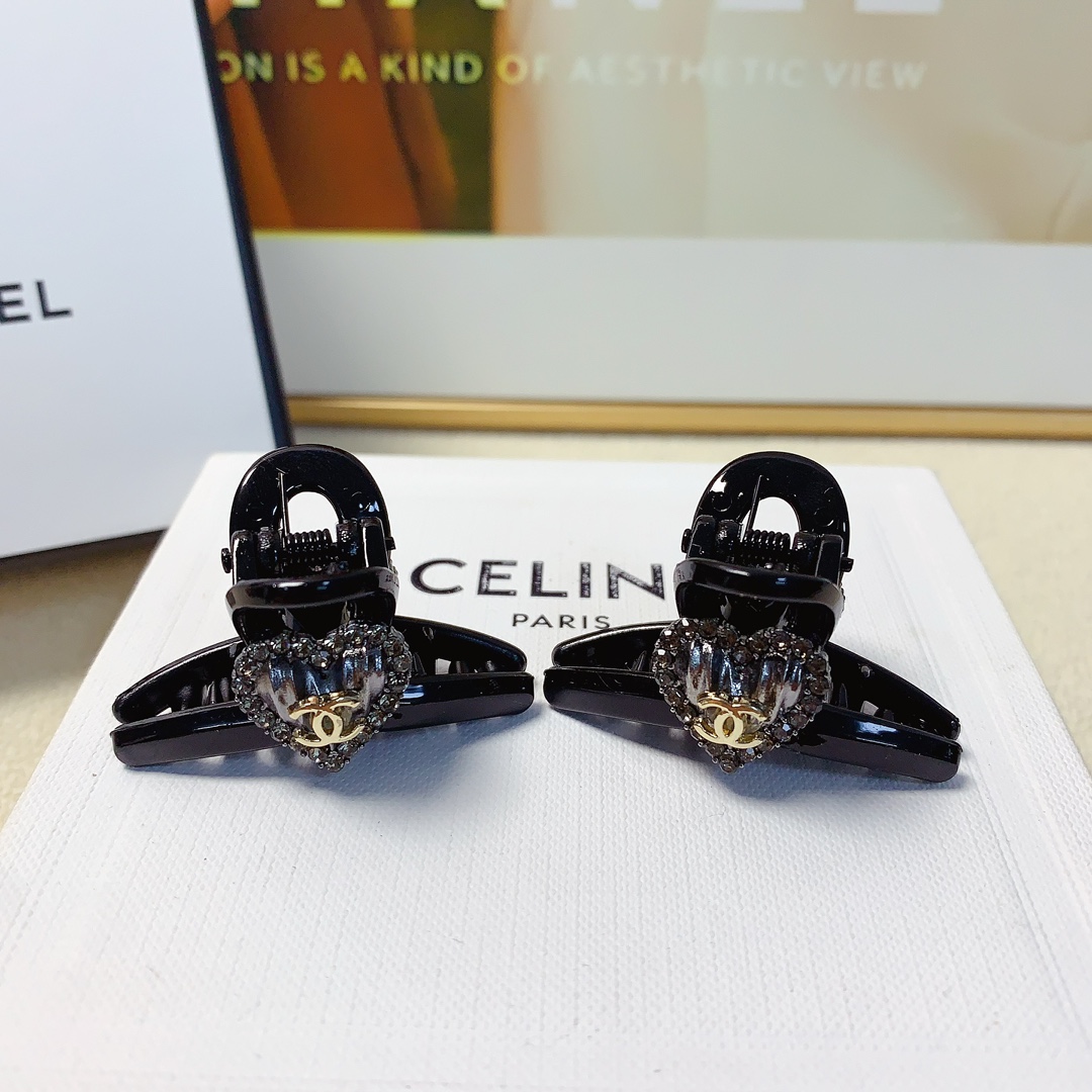 NO:284791,45 Chanel Xiaoxiang Chanel clip New Peach Heart logo clip Korean version small edge clip Exquisite little fairy must-in item Treasure model Close eyes recommended (one pair) hairpin, hairpin, chanel, hairpins1986090945 chanel小香 chanel抓夹 新款桃心logo抓夹韩版小边夹 精致小仙女必入单品 宝藏款 闭眼入推荐款（一对）发夹,发夹,chanel,hairpins,accessory