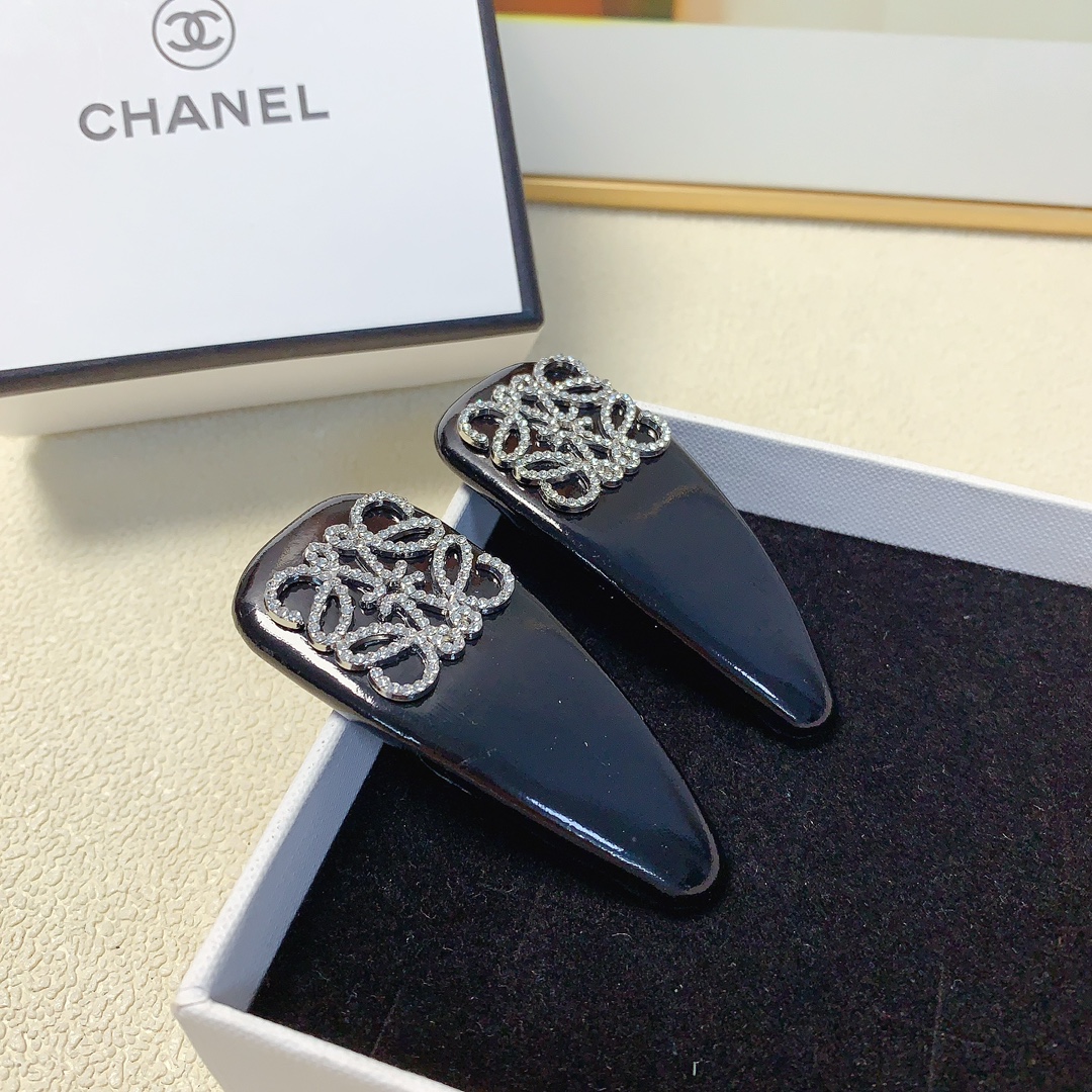 NO:284795,50 loewe loewe hairpin new full diamond logo edge clip BB clip Temperament versatile little fairy must-have item Treasure model Close eyes recommended (one pair) hairpin, hairpin, loewe, loewe, hairpins1986090950 loewe罗意威 loewe发夹 新款满钻logo边夹BB夹 气质百搭小仙女必入单品 宝藏款 闭眼入推荐款（一对）发夹,发夹,loewe,loewe,hairpins,accessory