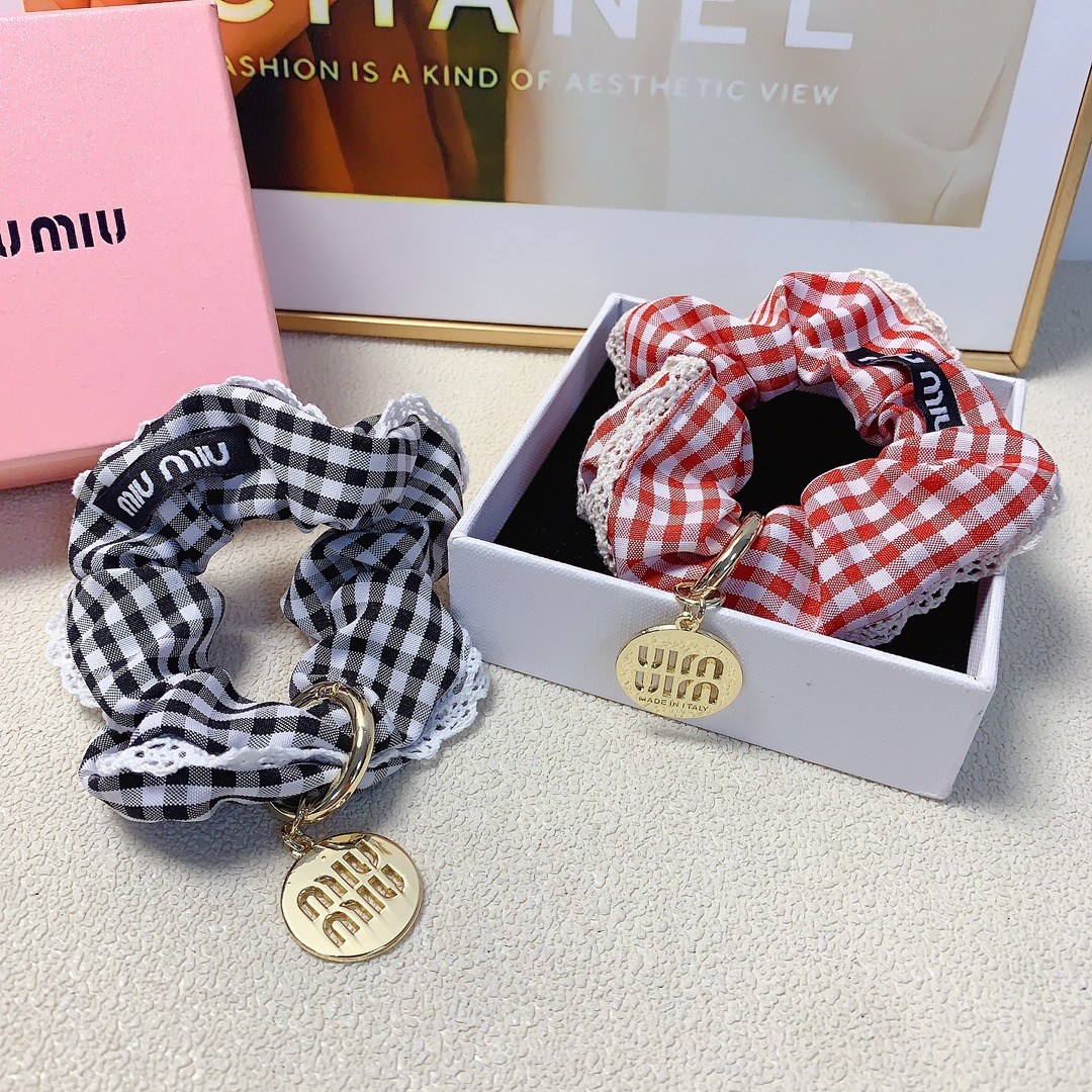 NO:284803,40 miumiu miumiu rubber band lace plaid tag logo rubber band hair ring daily exquisite small items temperament versatile little fairy must-in-one items Treasure style Close eyes recommended (single) hairpin, hairpin, miumiu, hairpins1986090940 miumiu缪缪 miumiu皮筋 蕾丝边格子吊牌logo皮筋发圈日常精致小单品气质百搭小仙女必入单品 宝藏款 闭眼入推荐款（单个）发夹,发夹,miumiu,hairpins,accessory