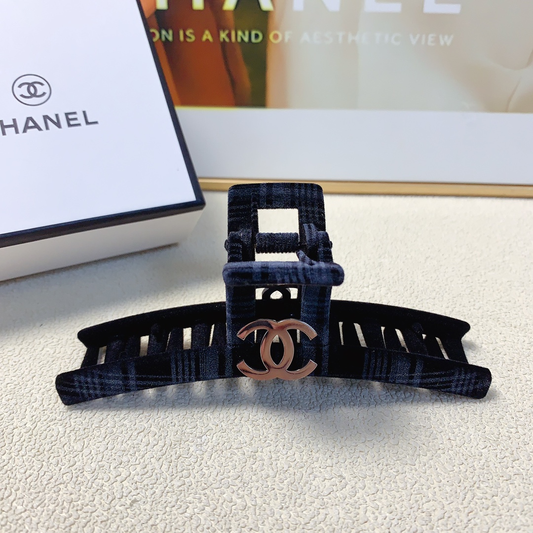 NO:284970,40 Chanel Xiaoxiang Chanel Hairpins Flocked Titanium Steel Logo Clips, Temperament and versatile Daily exquisite items, Little Fairy must-have items, Treasure style, recommended style for closed eyes (single hairband box) Hairpins, hairpins, chanel, hairpins1986090940 chanel小香 chanel发夹 植绒钛钢logo抓夹 气质百搭 日常精致小单品 小仙女必入单品 宝藏款 闭眼入推荐款（单个配发箍盒）发夹,发夹,chanel,hairpins,accessory