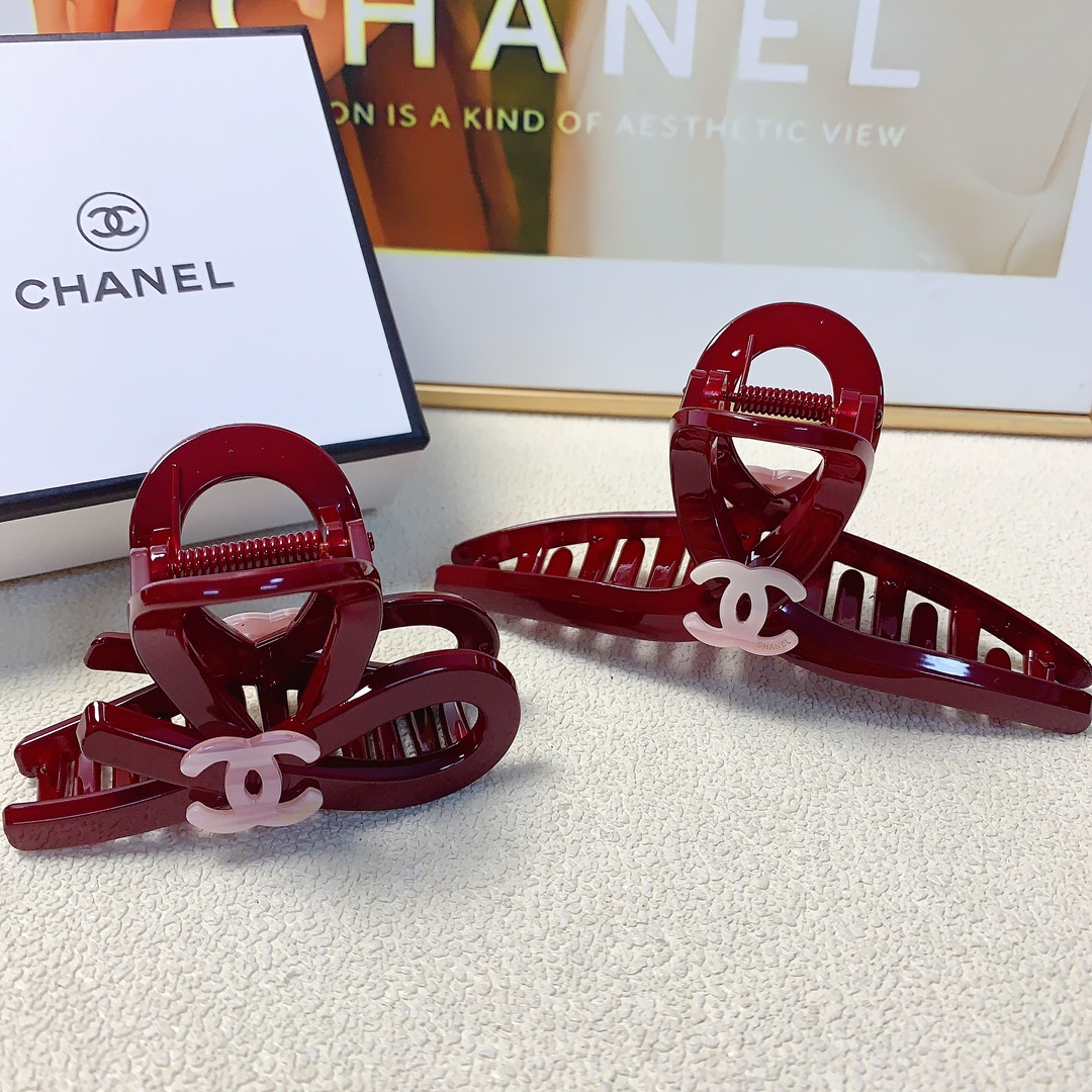 NO:284972,40 Chanel Xiaoxiang Chanel Hairpins Angora Red Logo Clips Elegant and versatile Daily exquisite items Little fairy must-have items Treasure style Recommended style closed eyes (single with hairband box) Hairpins, hairpins, chanel, hairpins1986090940 chanel小香 chanel发夹 安哥拉红logo抓夹 气质百搭 日常精致小单品 小仙女必入单品 宝藏款 闭眼入推荐款（单个配发箍盒）发夹,发夹,chanel,hairpins,accessory