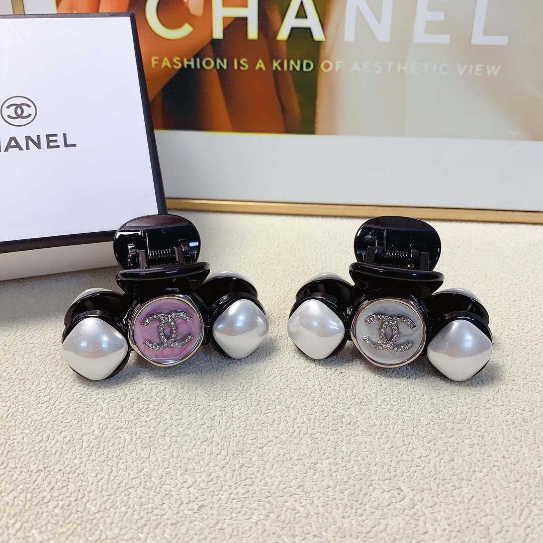 NO:284975,45 Chanel Xiaoxiang Chanel Hairpins New Pearl Clips Evergrande Temperament Everyday exquisite items Little fairy must-have items Treasure style Closed eyes Recommended (single) hairpins, hairpins, chanel, hairpins1986090945 chanel小香 chanel发夹 新款珍珠抓夹 气质百搭 日常精致小单品 小仙女必入单品 宝藏款 闭眼入推荐款（单个）发夹,发夹,chanel,hairpins,accessory