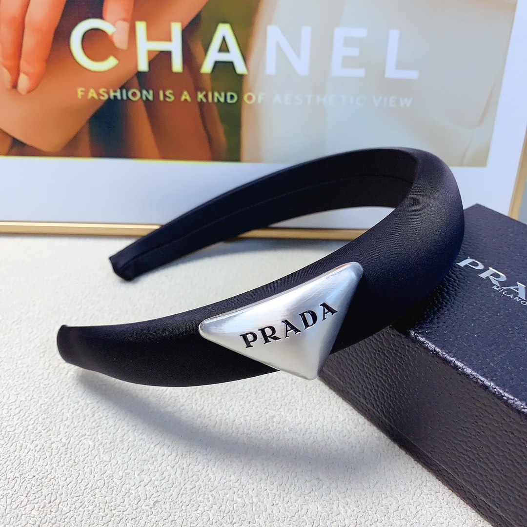 NO:285069,45 rada rada headband New matte triangle logo headband European and American style versatile daily exquisite small items Little fairy must-in-one items Treasure model Closed eyes recommended (single) hairpins, hairpins, prada, prada, hairpins1986090945 rada普拉达 rada发箍 新款磨砂三角logo发箍欧美风气质百搭 日常精致小单品 小仙女必入单品 宝藏款 闭眼入推荐款（单个）发夹,发夹,prada,prada,hairpins,accessory