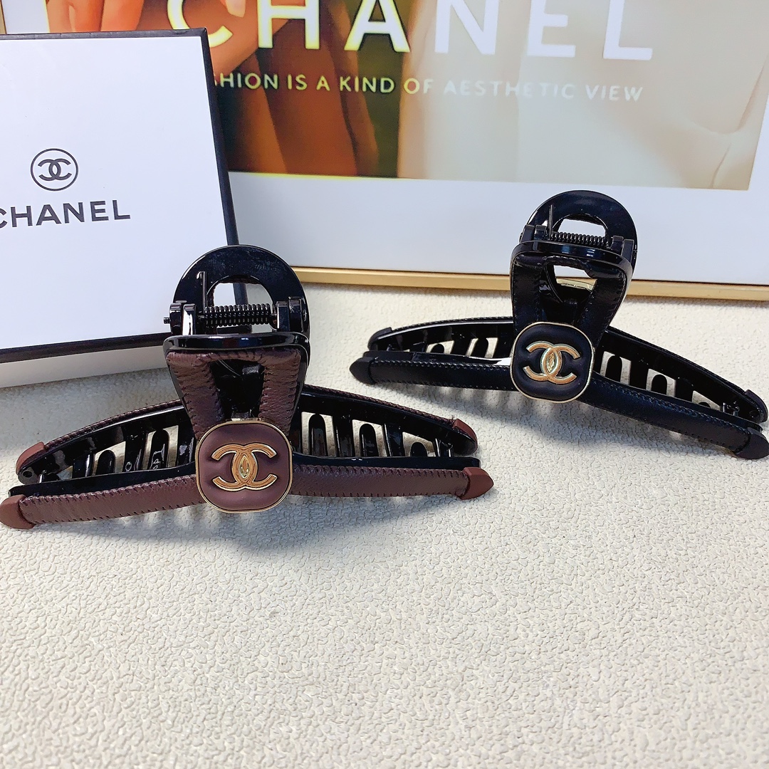 NO:285058,50 Chanel Xiaoxiang Chanel Hairpins New cowhide logo clips Temperament versatile daily exquisite items Little fairy must-have items Treasure style Recommended style closed eyes (single with hairband box) Hairpins, hairpins, chanel, cowhide, hairpins1986090950 chanel小香 chanel发夹 新款牛皮logo抓夹 气质百搭 日常精致小单品 小仙女必入单品 宝藏款 闭眼入推荐款（单个配发箍盒）发夹,发夹,chanel,cowhide,hairpins,accessory