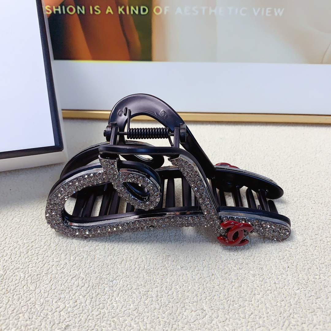 NO:285060,45 Chanel Xiaoxiang Chanel Hairpins New full-diamond logo clips Temperament versatile daily exquisite items Little fairy must-have items Treasure model Closed eyes recommended (single hairband box) Hairpins, hairpins, chanel, hairpins1986090945 chanel小香 chanel发夹 新款满钻logo抓夹 气质百搭 日常精致小单品 小仙女必入单品 宝藏款 闭眼入推荐款（单个配发箍盒）发夹,发夹,chanel,hairpins,accessory