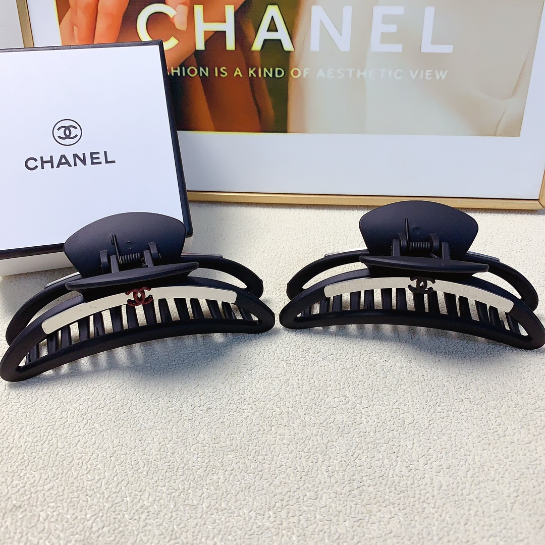 NO:285062,40 Chanel Xiaoxiang Chanel Hairpins New Titanium Steel Logo Clips All-matched Temperament Everyday exquisite items Little Fairy must-have items Treasure style Closed eyes Recommended (single) hairpins, hairpins, chanel, hairpins1986090940 chanel小香 chanel发夹 新钛钢logo抓夹 气质百搭 日常精致小单品 小仙女必入单品 宝藏款 闭眼入推荐款（单个）发夹,发夹,chanel,hairpins,accessory